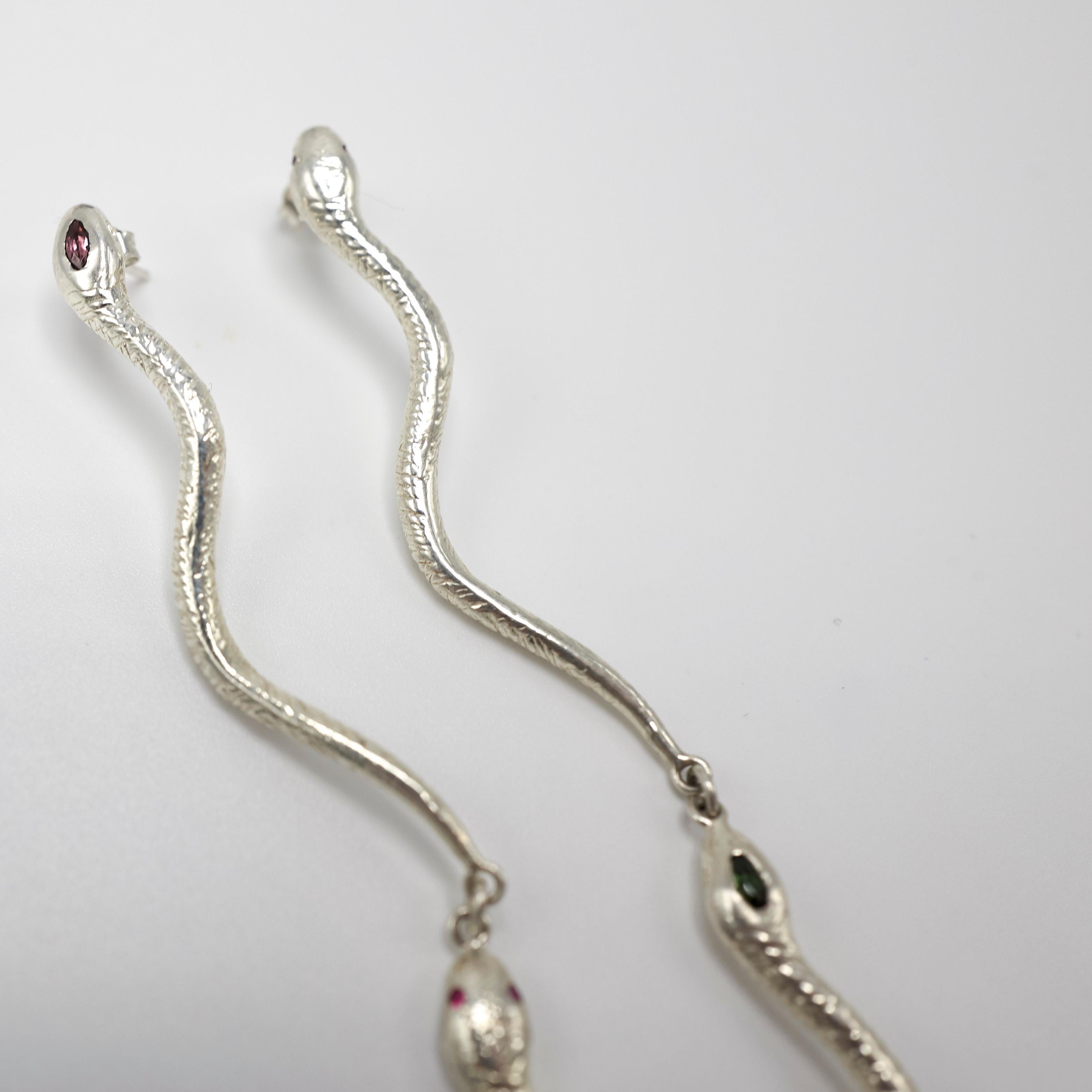 Taille ronde Pendants d'oreilles fantaisie J Dauphin en argent avec tourmaline rose, bleu et rubis en forme de serpent en vente
