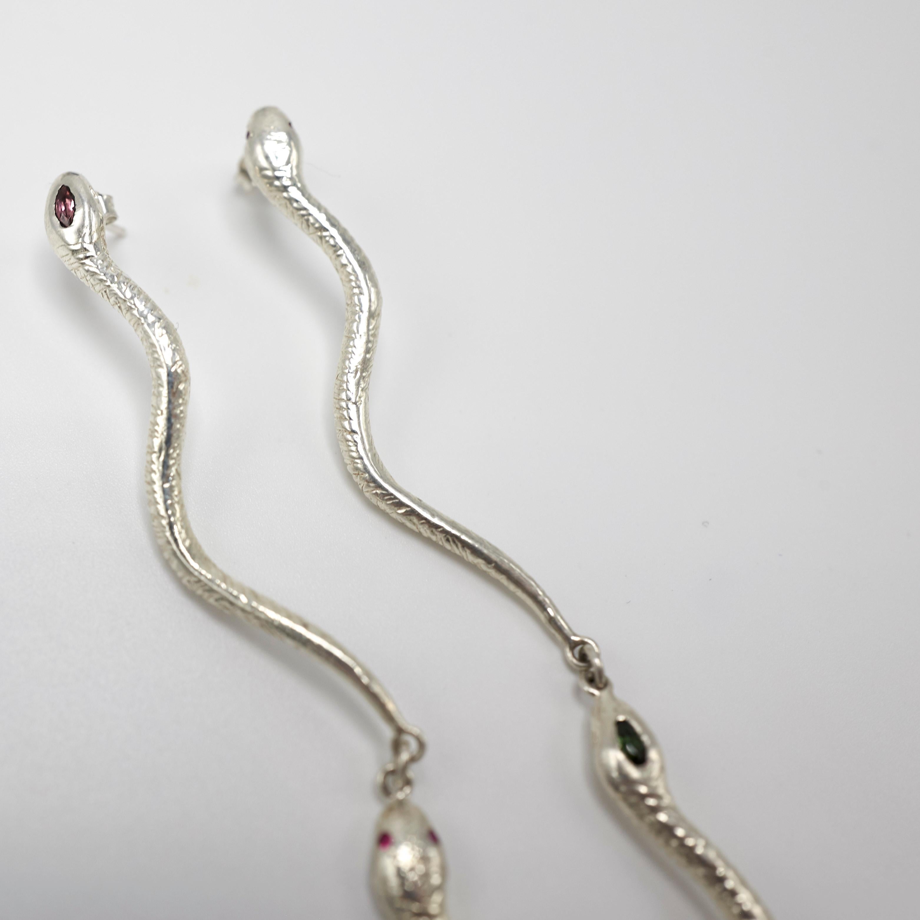 Taglio rotondo Orecchino pendente con tormalina rosa blu e rubino, serpente in argento J Dauphin in vendita