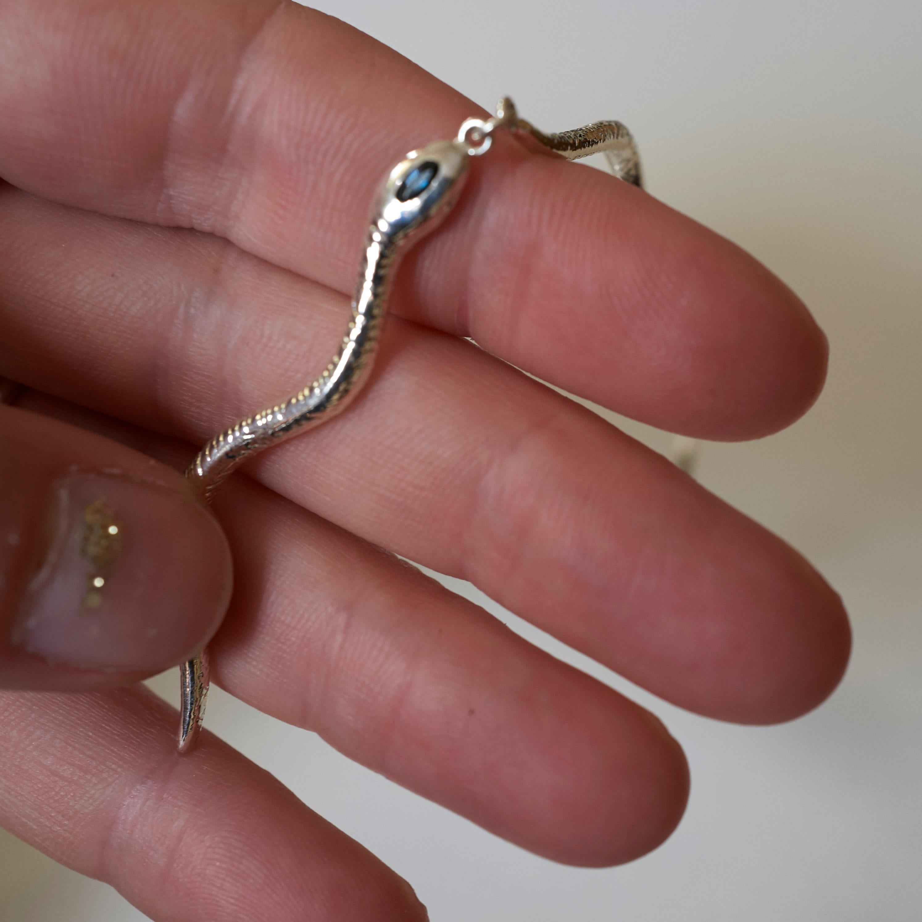 Donna Orecchino pendente con tormalina rosa blu e rubino, serpente in argento J Dauphin in vendita