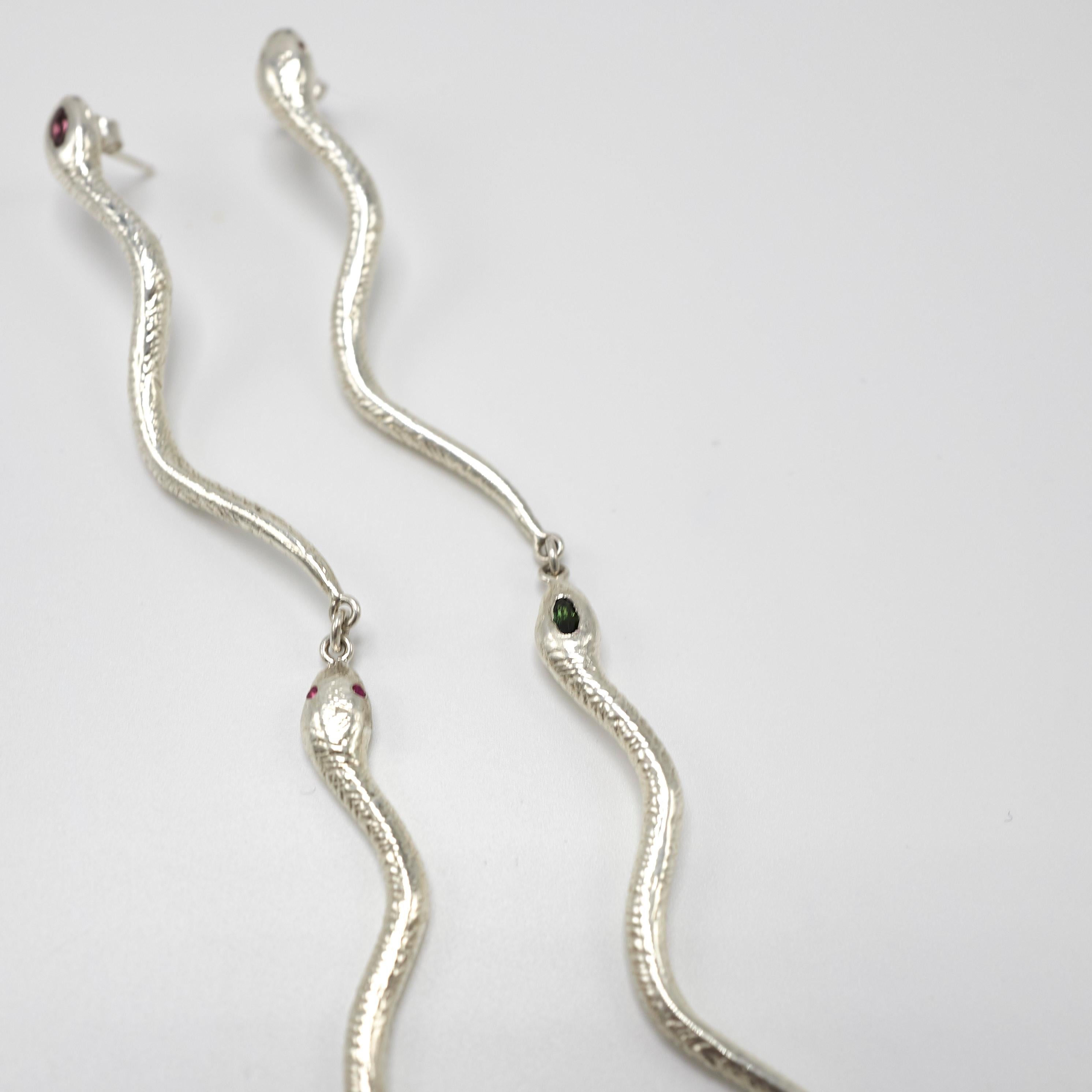 Contemporain Pendants d'oreilles fantaisie J Dauphin en argent avec tourmaline rose, bleu et rubis en forme de serpent en vente