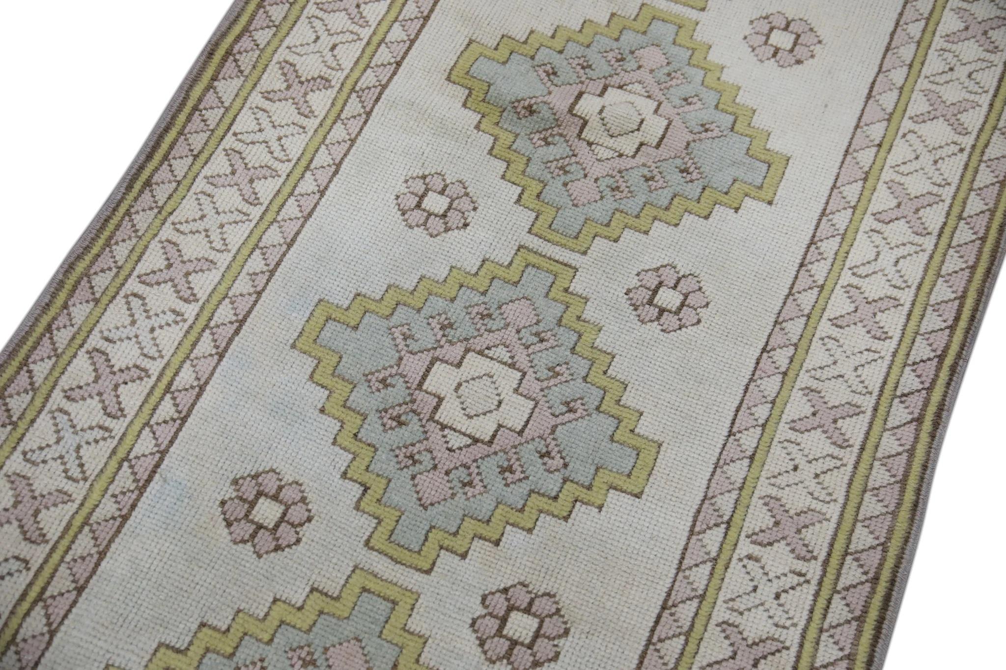 Wir präsentieren einen einzigartigen türkischen Teppich aus handgeknüpfter Wolle, der von geschickten Kunsthandwerkern mit Hilfe traditioneller, über Generationen weitergegebener Techniken sorgfältig hergestellt wird. Dieser exquisite Teppich rühmt