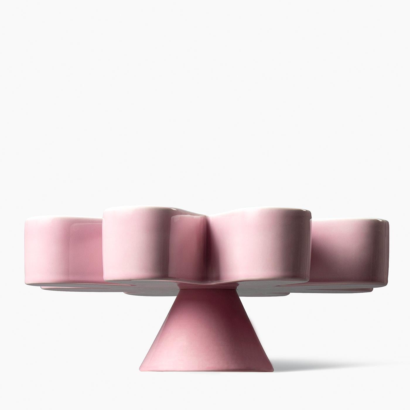 Der Tafelaufsatz Bolo aus der Kollektion Simoblik von Karim Rashid zeichnet sich durch ein kühnes, skulpturales Design mit glänzender rosafarbener und blauer Emaille und einem markanten Kreismuster in der Mitte aus. Dieses in limitierter Auflage von