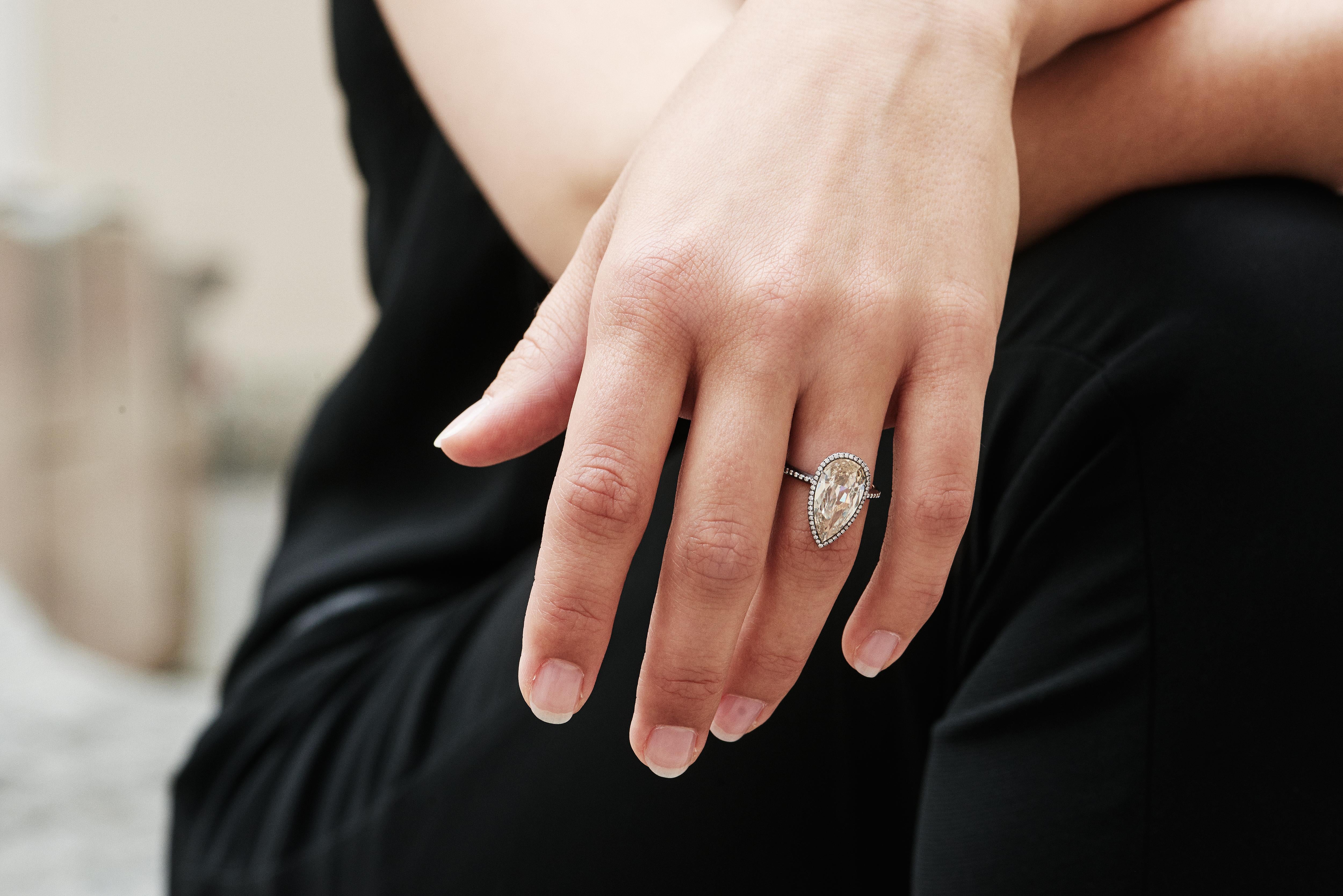 Dieser einzigartige Ring mit einem rosabraunen Diamanten und weißen Diamanten ist handgefertigt aus 18 Karat Roségold und rhodiniertem Sterlingsilber.

Der Ring hat die Größe 53 (europäisch), kann aber nach Kundenwunsch angepasst werden.