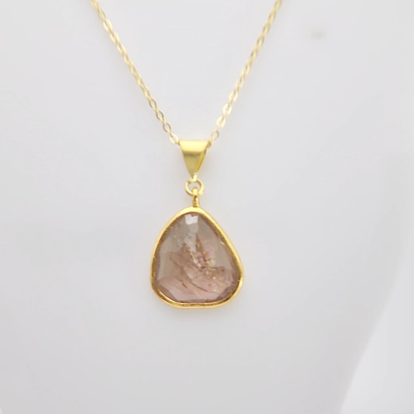 Ciondolo con gemma a fette di tormalina marrone rosa in argento placcato oro giallo in vendita 9
