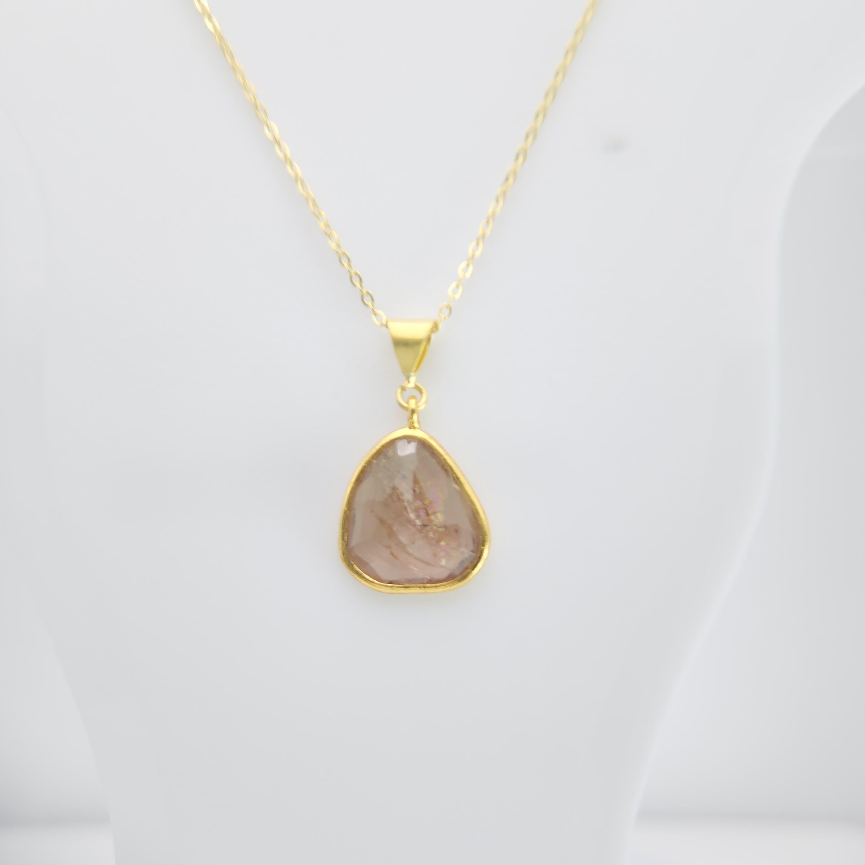 Ciondolo in tormalina rosa e marrone Hand Made 
Gemma tormalina a fette
dimensioni della pietra circa 16 mm X 14 mm 
Argento 925 placcato in oro giallo.
Viene fornito con una catena da 18 pollici e una confezione regalo.

Le tormaline sono