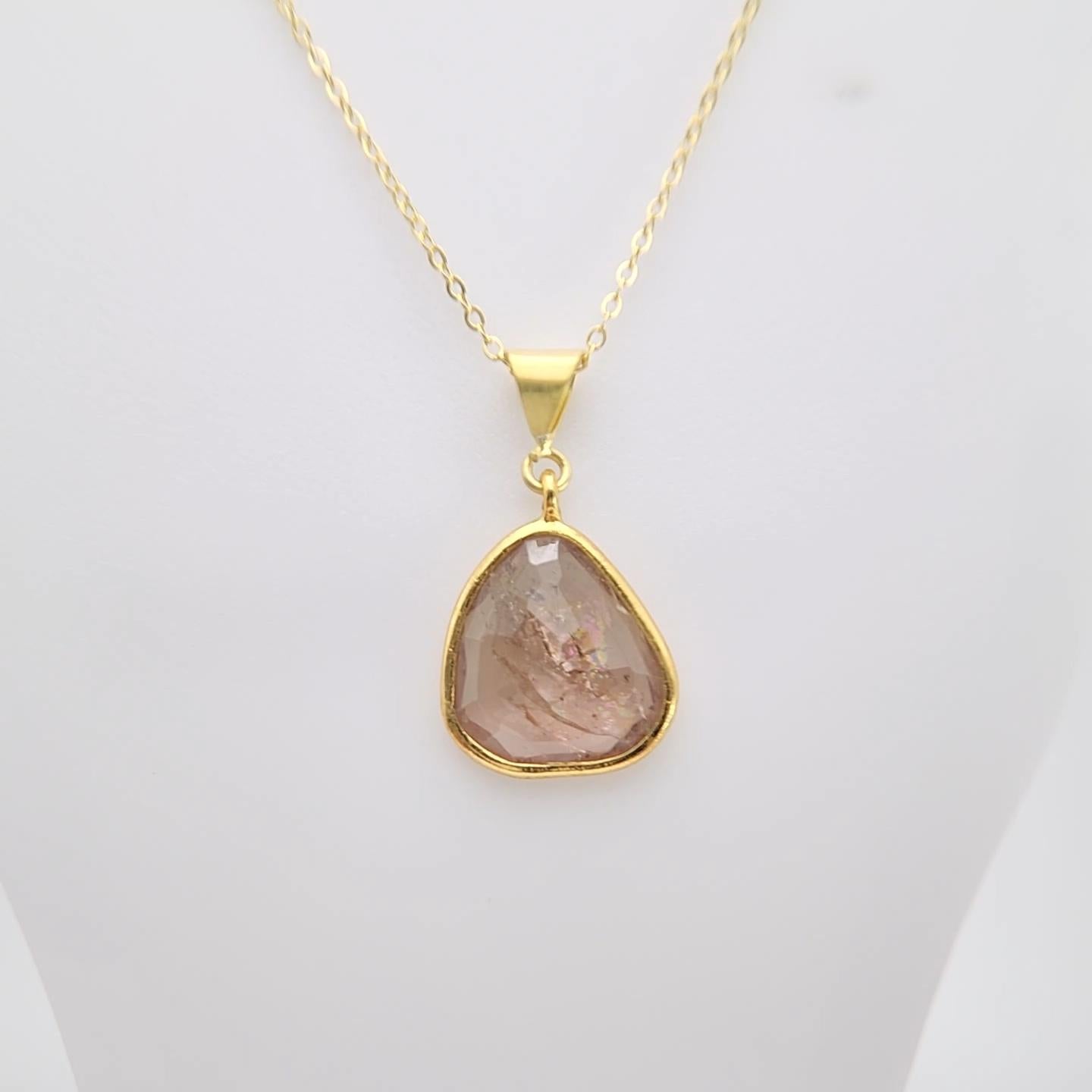 Taglio vecchia miniera Ciondolo con gemma a fette di tormalina marrone rosa in argento placcato oro giallo in vendita