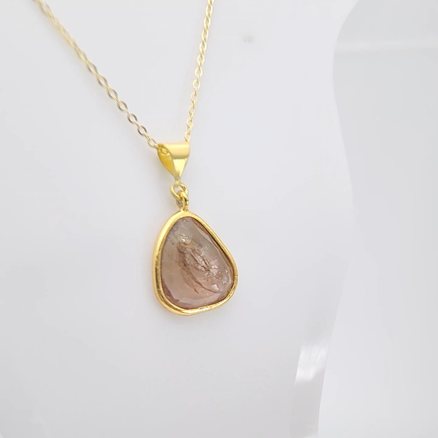 Ciondolo con gemma a fette di tormalina marrone rosa in argento placcato oro giallo In condizioni Nuovo in vendita a Brooklyn, NY