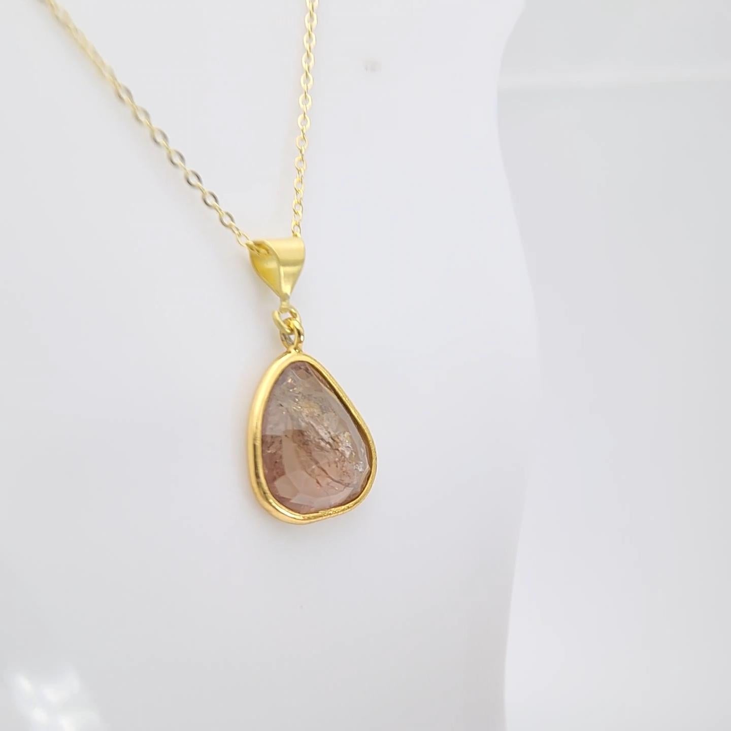 Ciondolo con gemma a fette di tormalina marrone rosa in argento placcato oro giallo in vendita 1