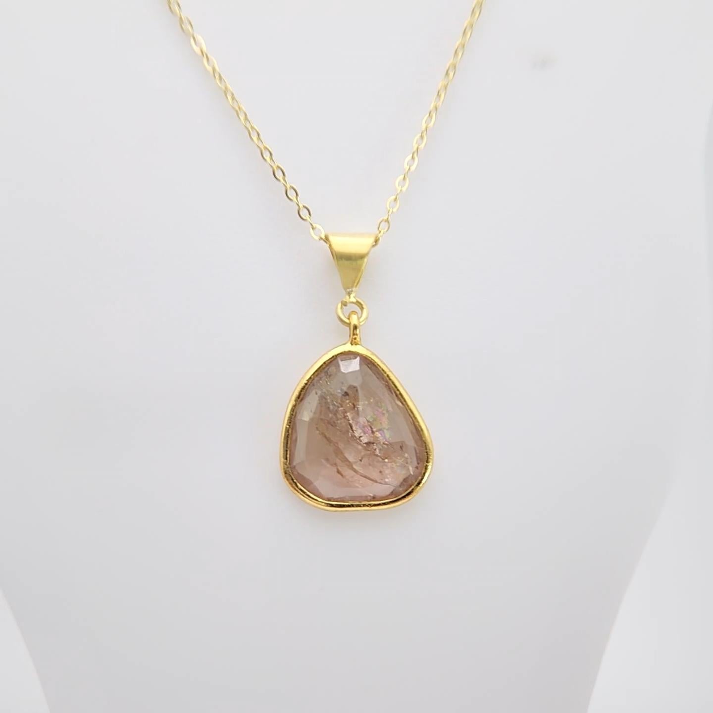 Ciondolo con gemma a fette di tormalina marrone rosa in argento placcato oro giallo in vendita 2
