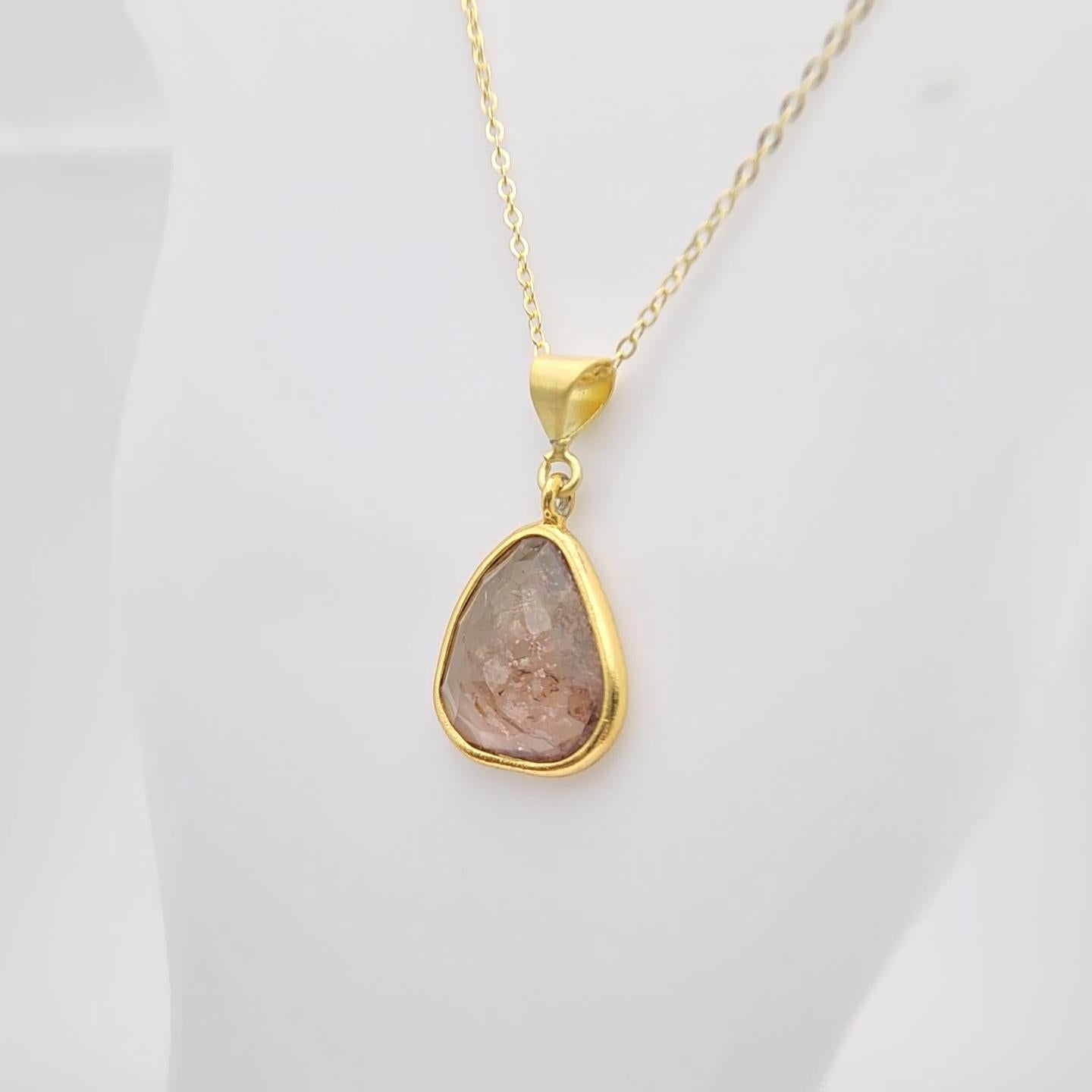 Ciondolo con gemma a fette di tormalina marrone rosa in argento placcato oro giallo in vendita 3