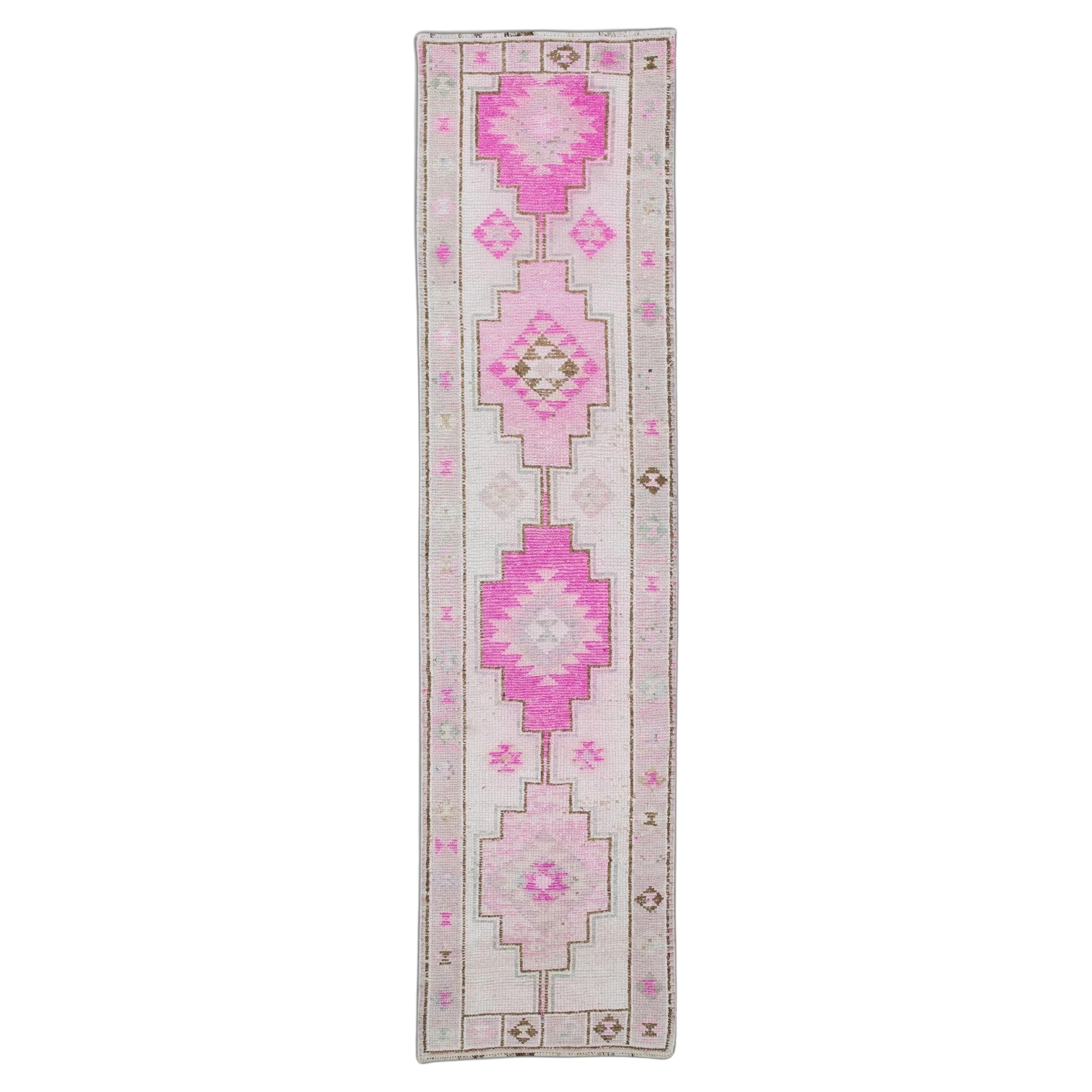 Tapis de course turc vintage rose et brun 2'8" x 10'9".