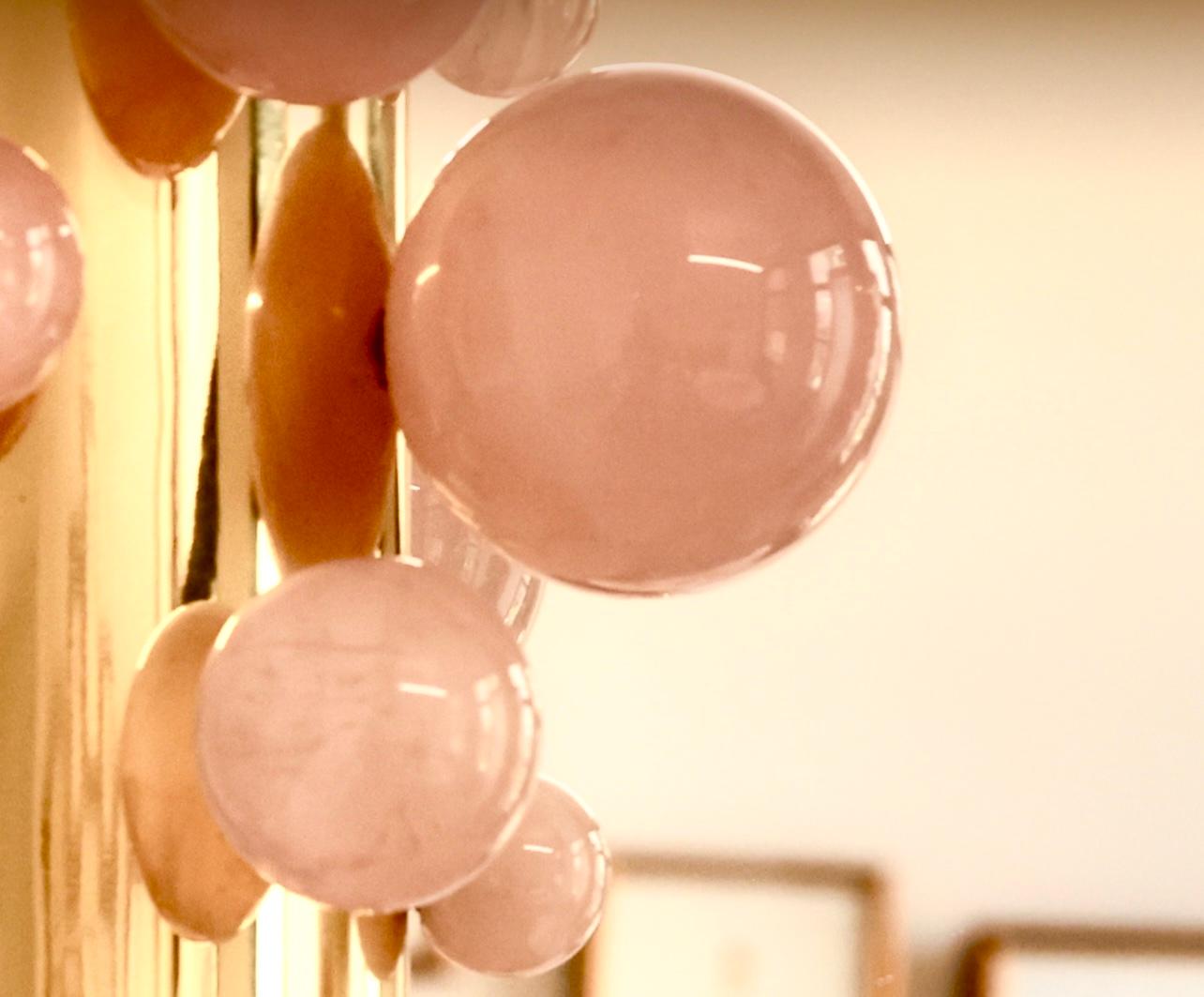 Bulle en cristal de roche rose avec base en laiton poli.

Créé par Phoenix.

Taille et finition du métal sur mesure sur demande.

Deux douilles E26 installées, 200w au total 