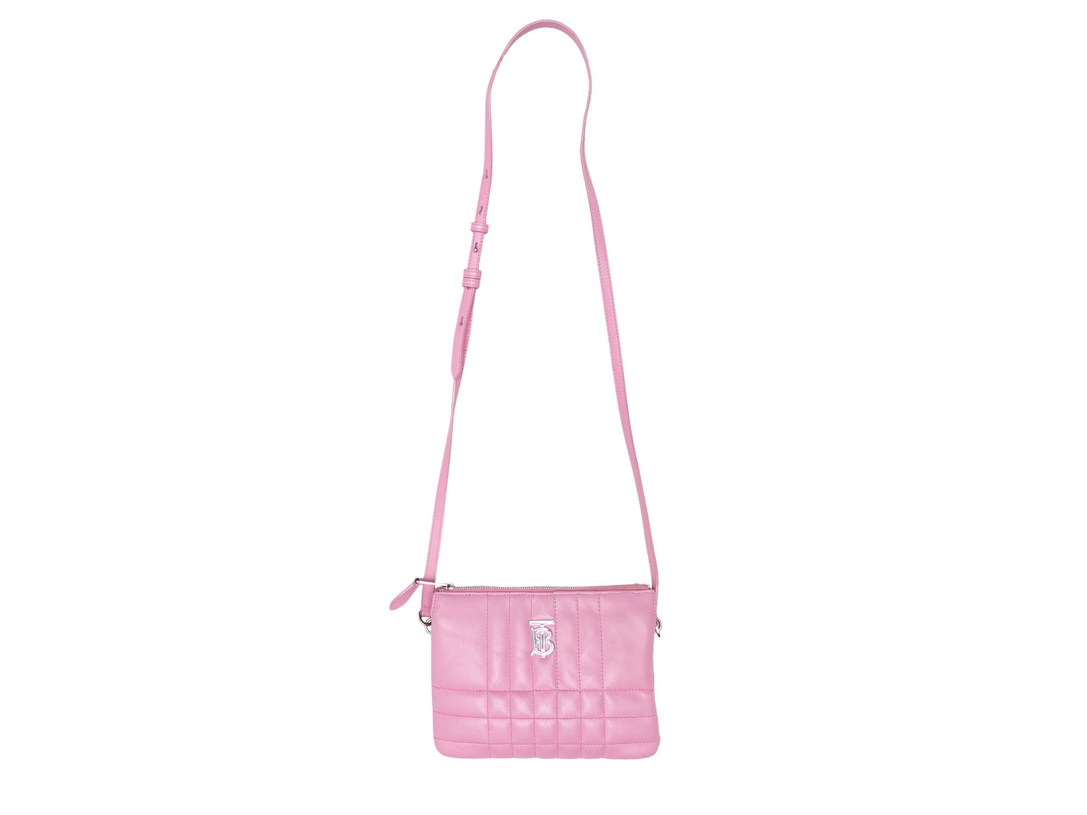 Borsa a tracolla Lola di Burberry rosa. La Lola Crossbody Bag ha un corpo in pelle trapuntata, finiture in argento, una tracolla singola e una chiusura a zip. L. 7,5
