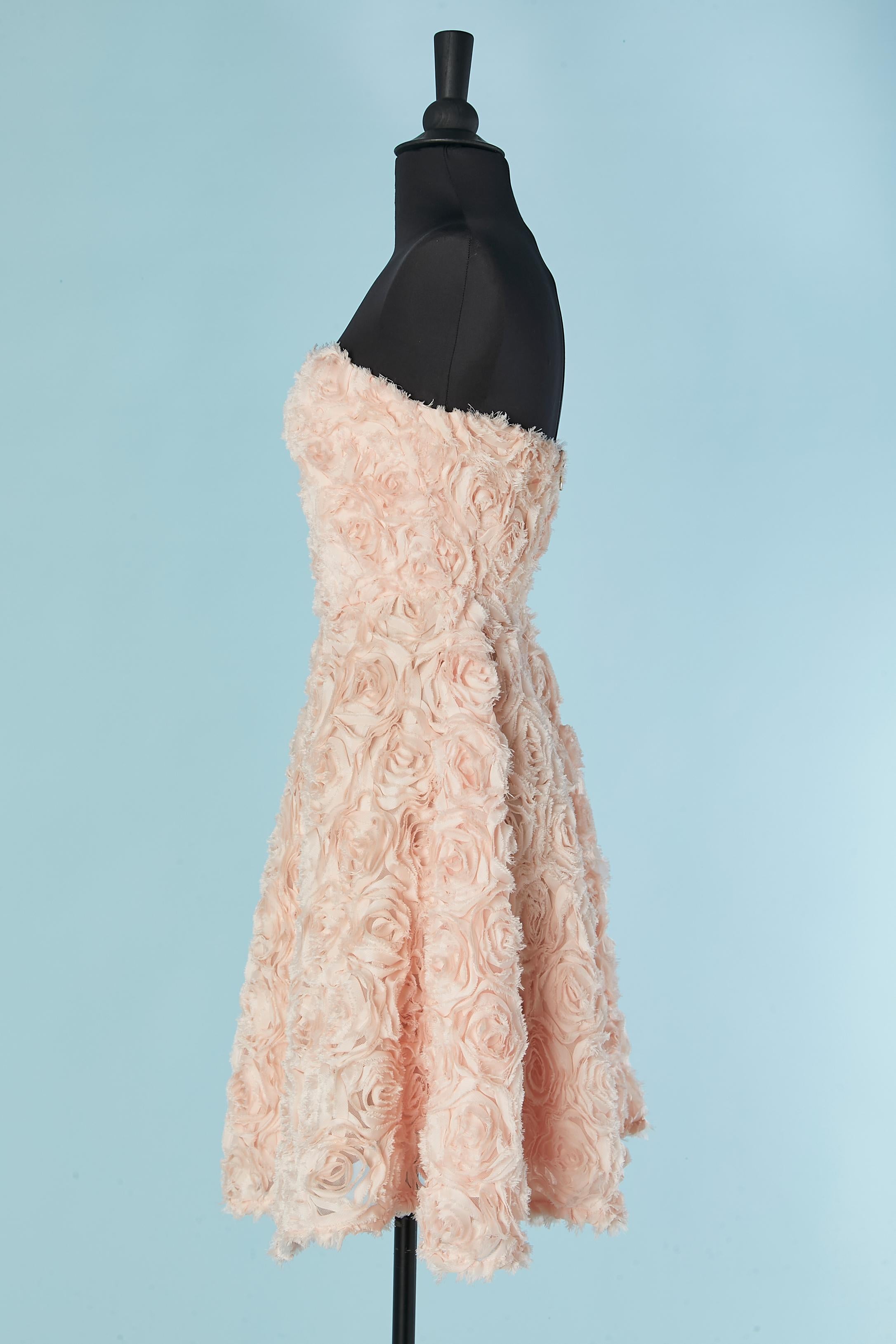 Abito bustier rosa con rose in tessuto applicate Romeo Gigli In condizioni ottime in vendita a Saint-Ouen-Sur-Seine, FR