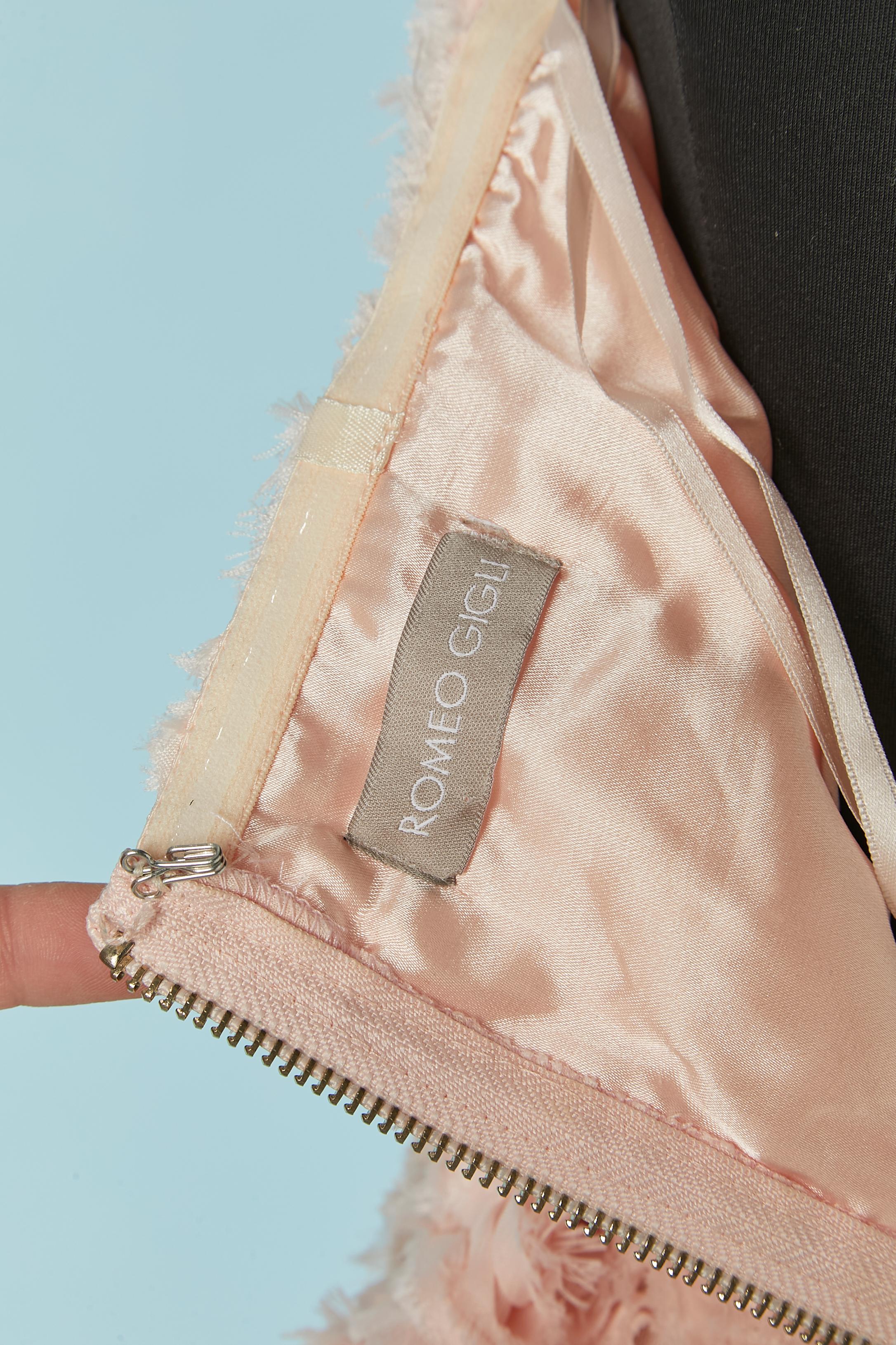 Abito bustier rosa con rose in tessuto applicate Romeo Gigli in vendita 1