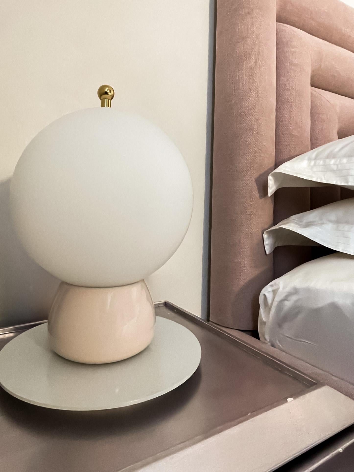 Globuslampen aus rosa Keramik und mattiertem Glas, Athena von Ini Archibong, London 2018 (Postmoderne) im Angebot