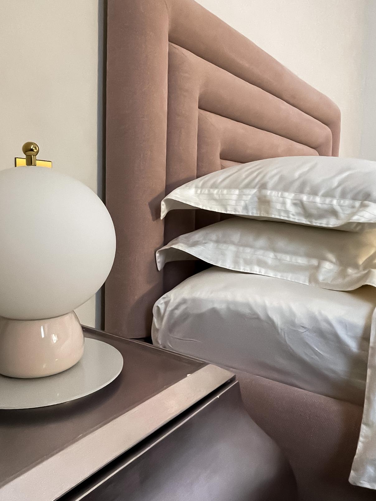 Globuslampen aus rosa Keramik und mattiertem Glas, Athena von Ini Archibong, London 2018 (21. Jahrhundert und zeitgenössisch) im Angebot