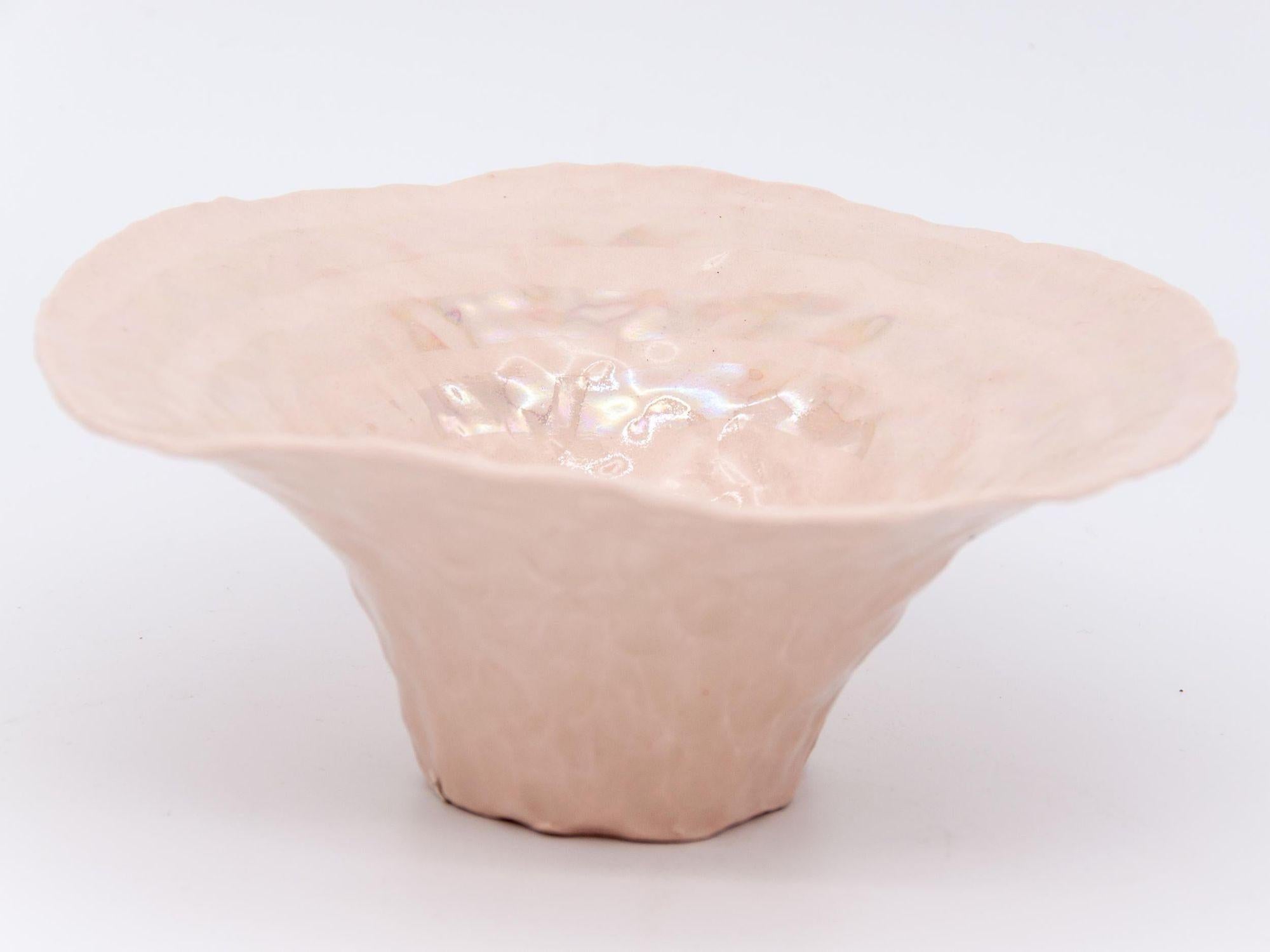 Isabel Halley è un'artista della ceramica del XXI secolo con sede a Brooklyn, NY. L'autrice realizza a mano tutti i suoi design, tra cui questa ciotola rosa a strisce con una lucentezza perlata. Questa ciotola è stata realizzata negli ultimi 10 anni