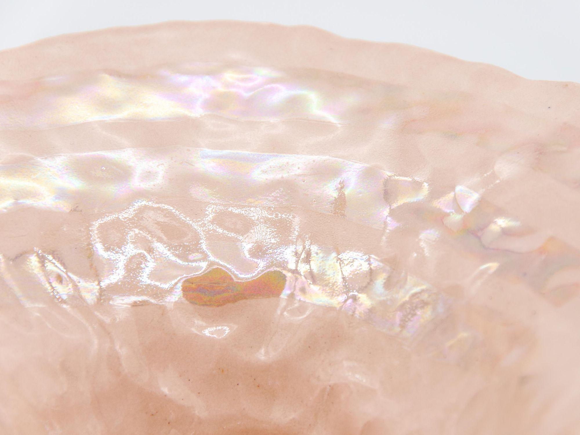 Americano Ciotola in ceramica rosa con striscia di lustro perlato, 21° secolo in vendita