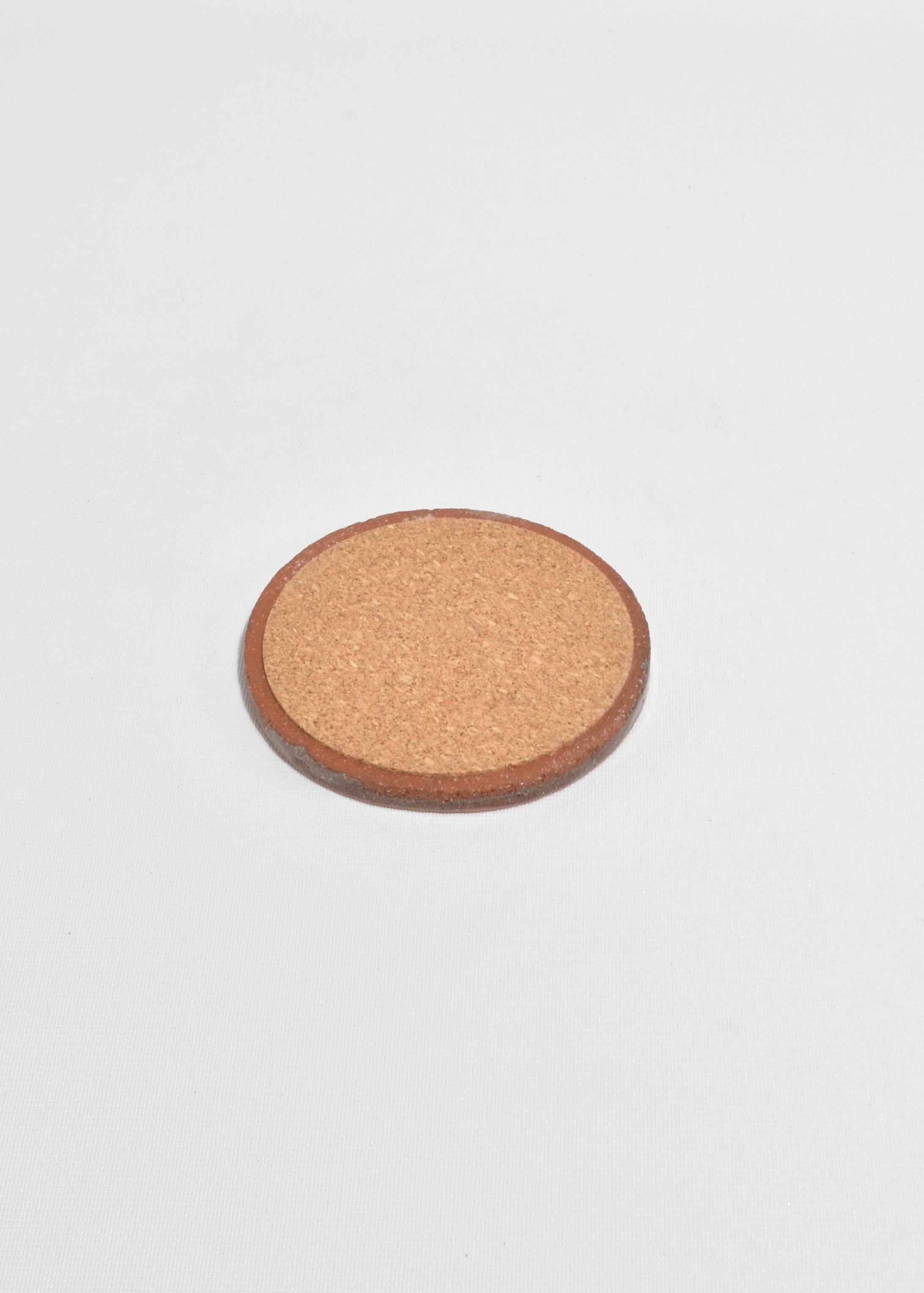 Posavasos de cerámica hechos a mano con base de corcho, juego de cuatro. Por Shane Gabier, made in NYC.

Ten en cuenta que este artículo está hecho a mano y, por tanto, es único; cabe esperar ligeras variaciones de color y forma.