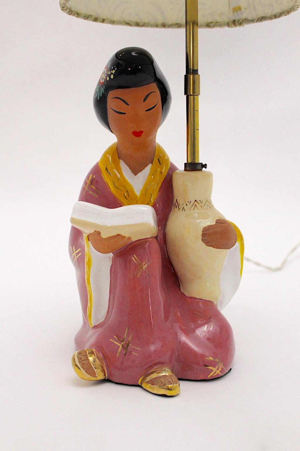 Autrichien Lampe de bureau vintage en céramique rose Geisha Chinoiserie de Carli Bauer, Autriche, années 1950 en vente