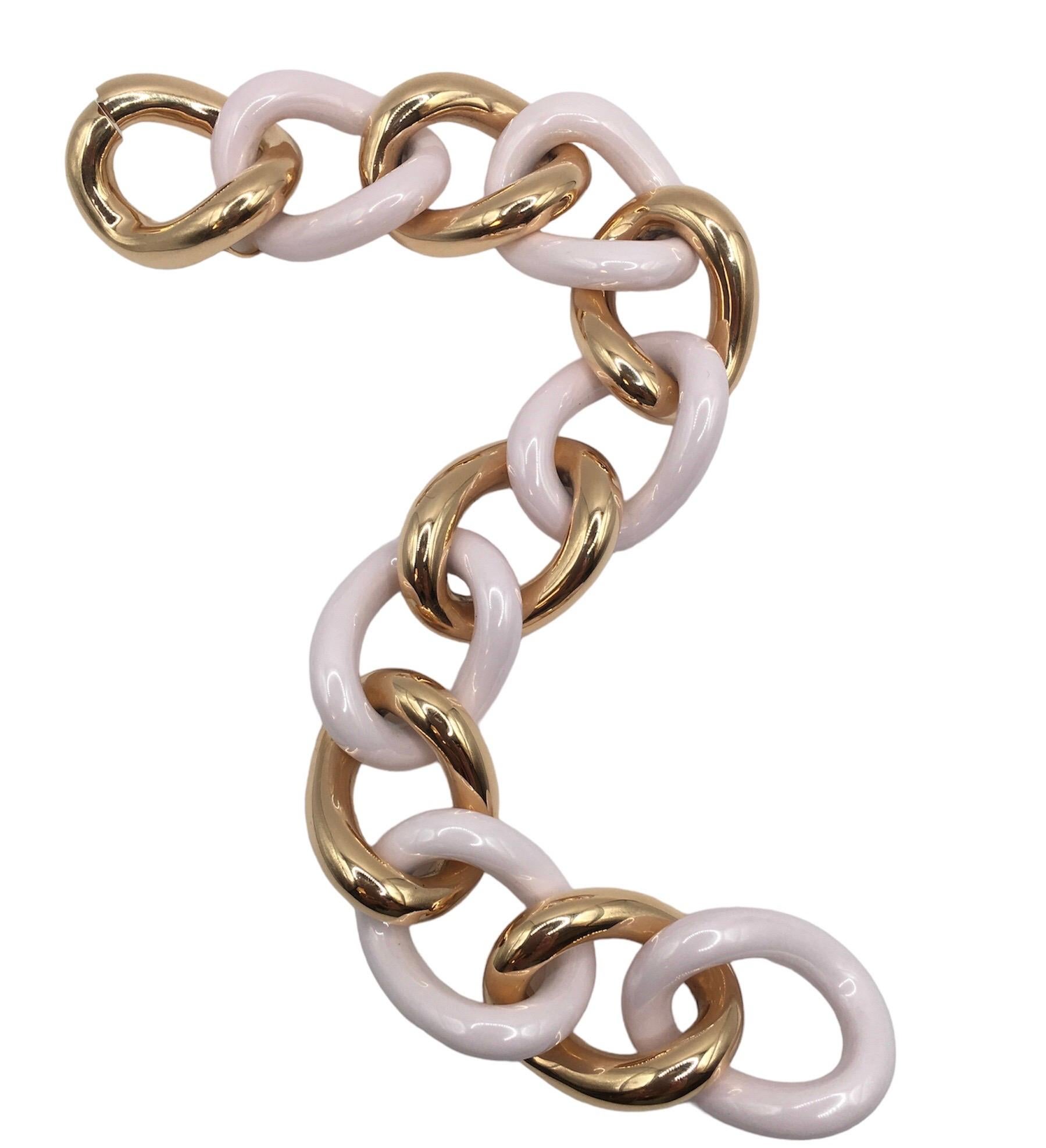 Pink ceramic groumette bracelet in 18 kt rose gold
The ceramic is a very resistant material. 
This iconic collection in Micheletto tradition was originally made only in gold just more or less 10 years ago it became very popular the ceramic