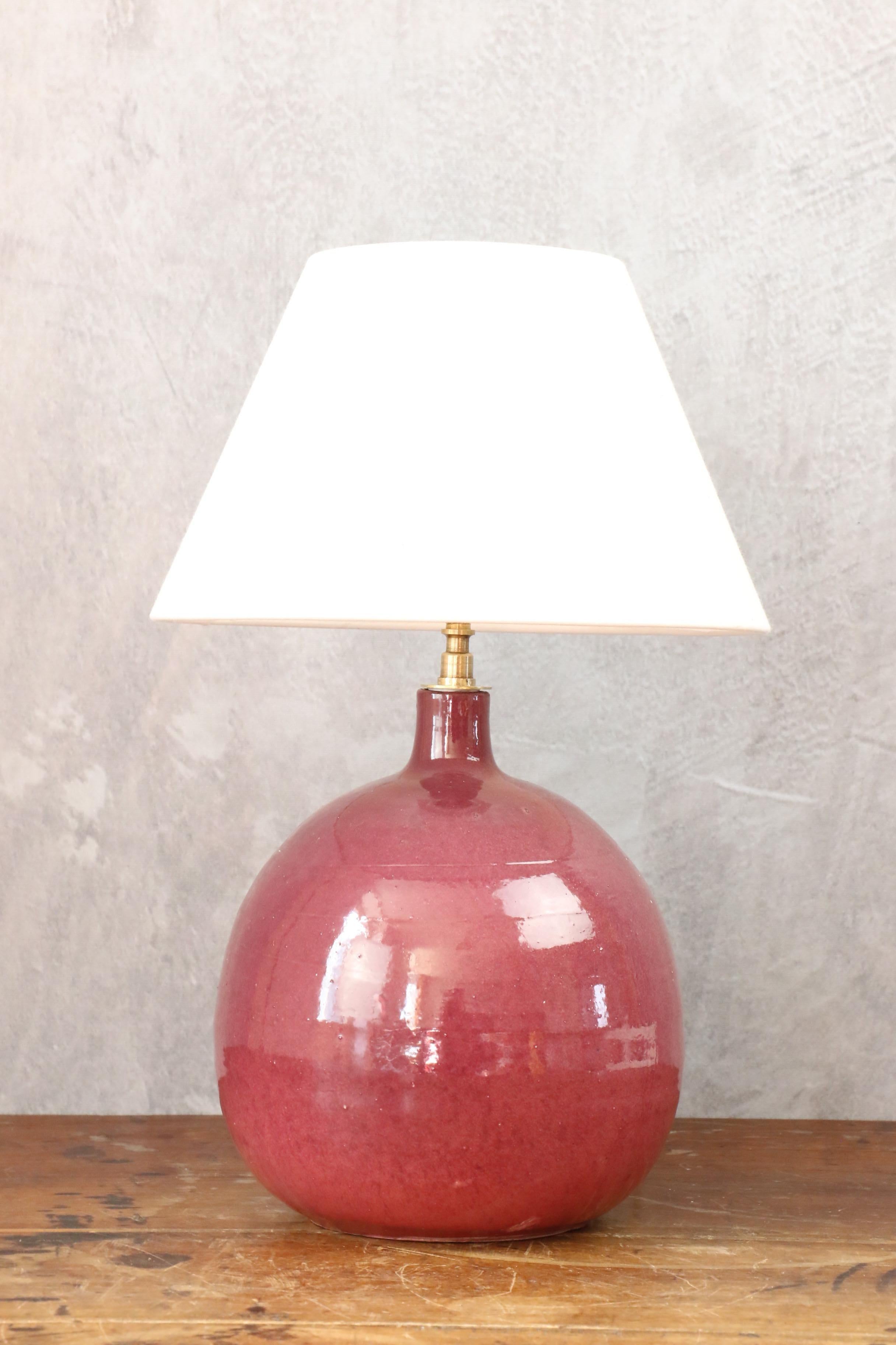Pink ceramic lamp by Roland Zobel, France, 1960, era Capron, Jouve, Ruelland

Lovely ceramic lamp by the french ceramist Roland Zobel.
The deep pink enamel is very beautiful, shiny and soft to the touch. 

Heigh : 36cm with the lamp shade, 20cm