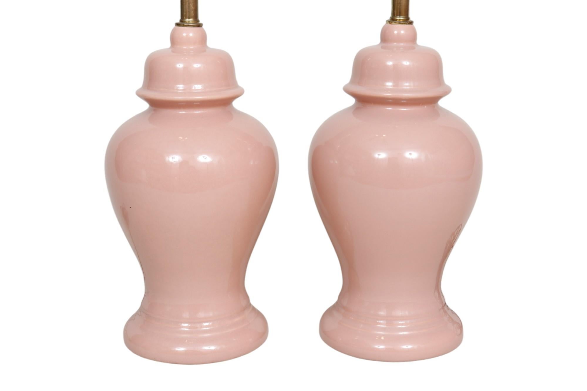 Un par de lámparas de sobremesa de cerámica rosa rubor. Elegantemente torneada en forma de jarra de templo chinoiserie con base biselada acampanada. Cada lámpara mide 9