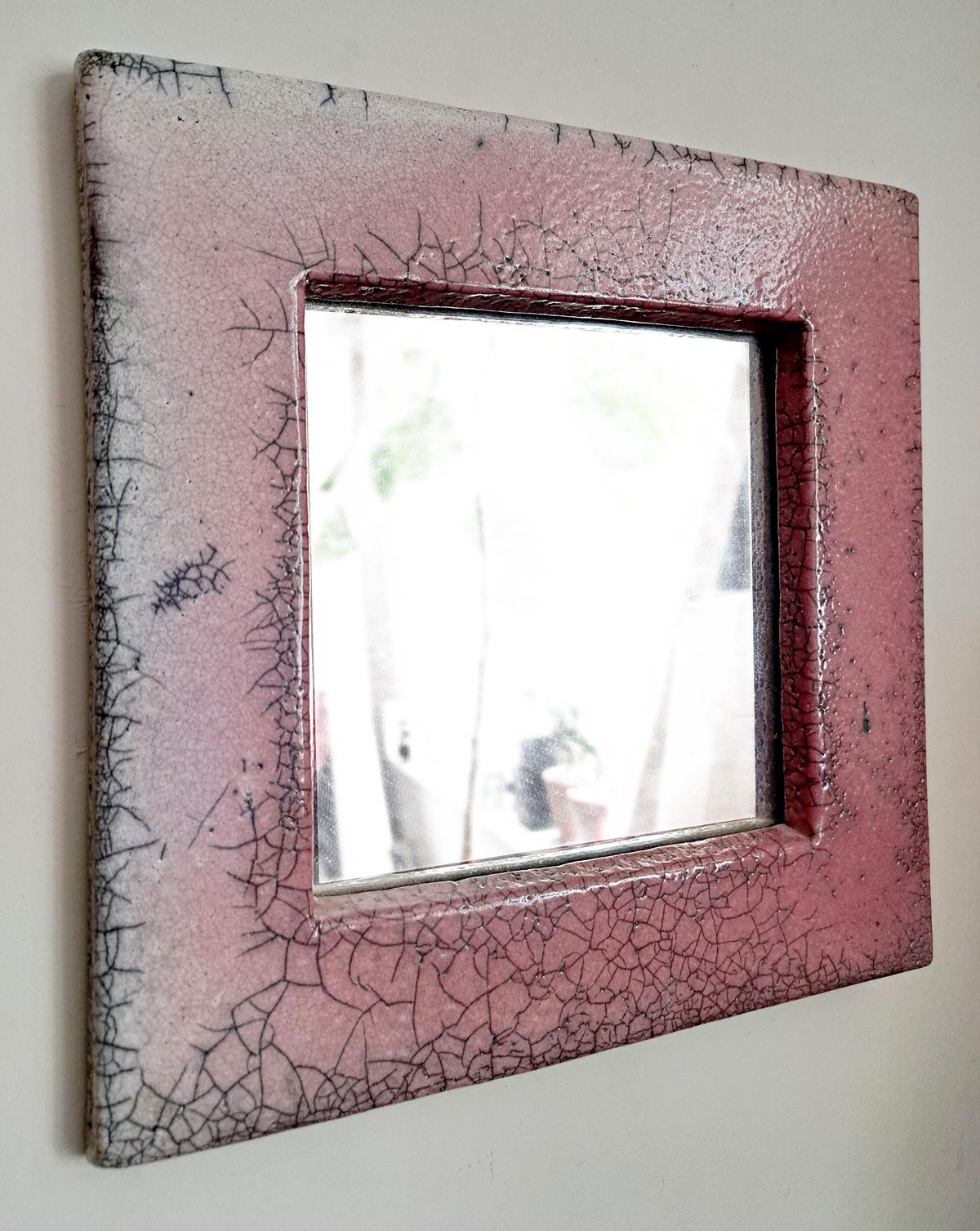 Miroir mural en céramique rose et craquelé grisâtre avec émail et plaque de verre originale, attribué à Mithe Espelt. France vers 1970. Très jolie. 