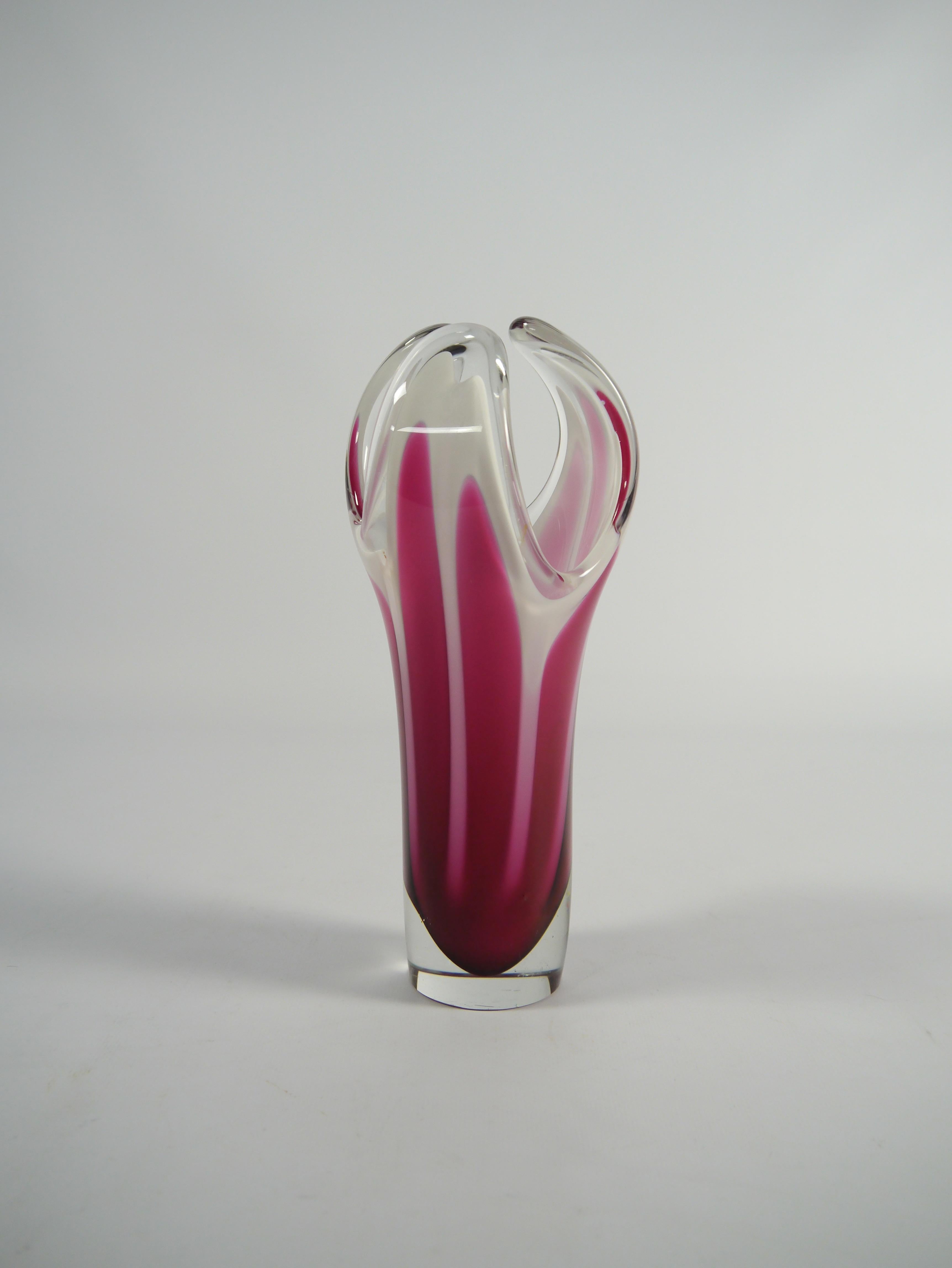 Scandinavo moderno Vaso in vetro rosa / cerise / bianco di Paul Kedelv per Flygsfors, Svezia, anni '50 in vendita