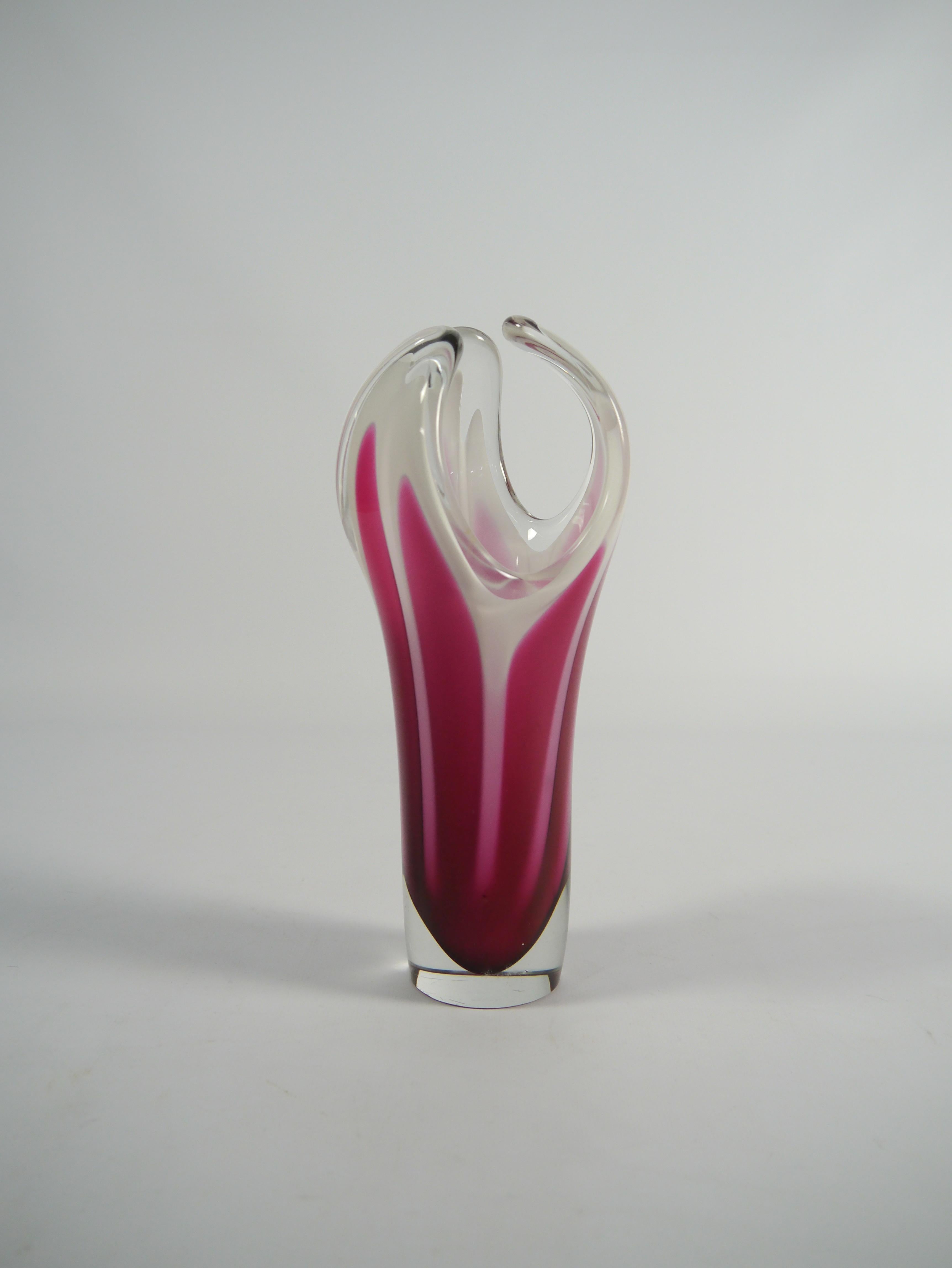 Svedese Vaso in vetro rosa / cerise / bianco di Paul Kedelv per Flygsfors, Svezia, anni '50 in vendita