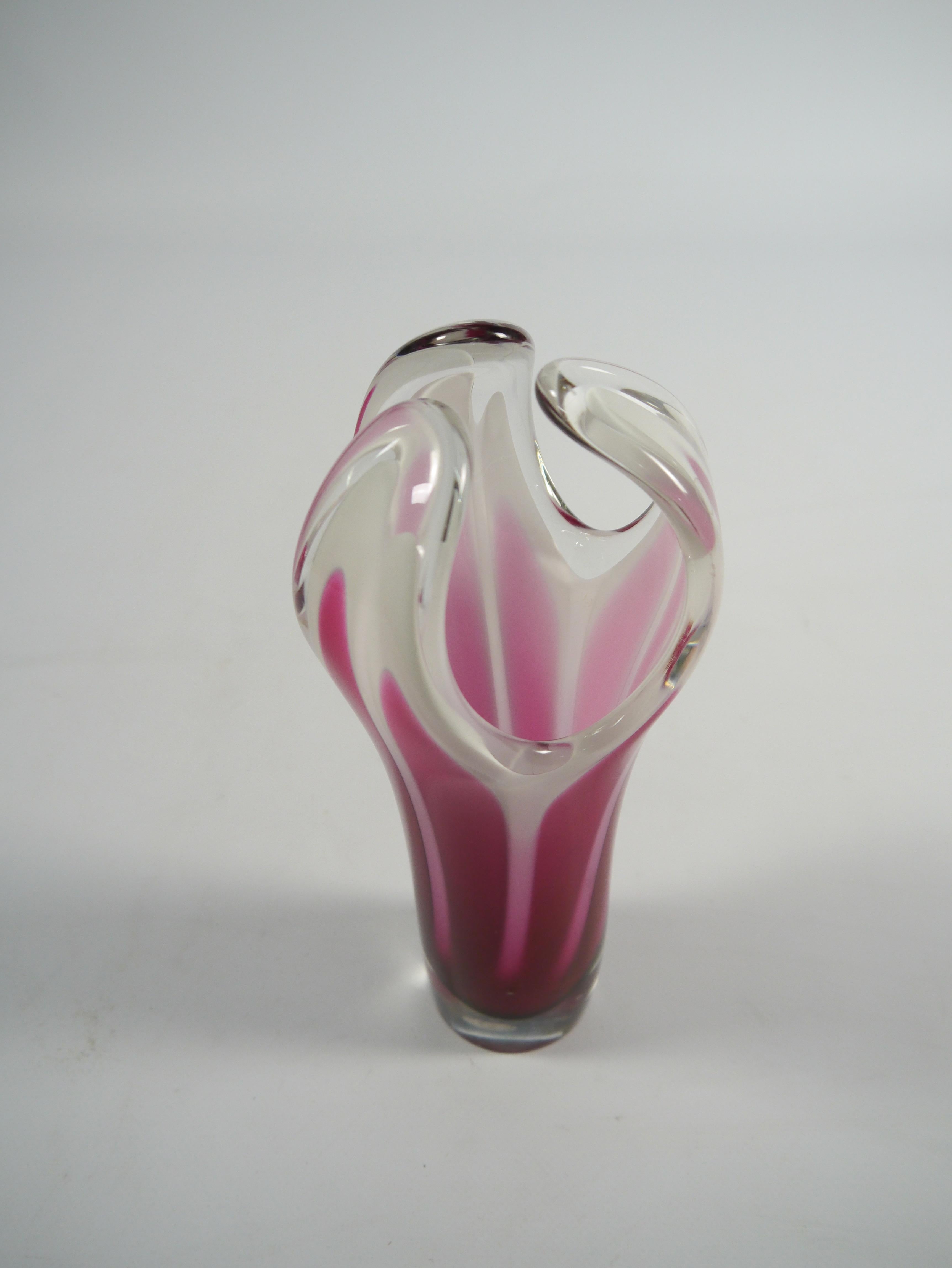 Vaso in vetro rosa / cerise / bianco di Paul Kedelv per Flygsfors, Svezia, anni '50 In condizioni buone in vendita a Barcelona, ES