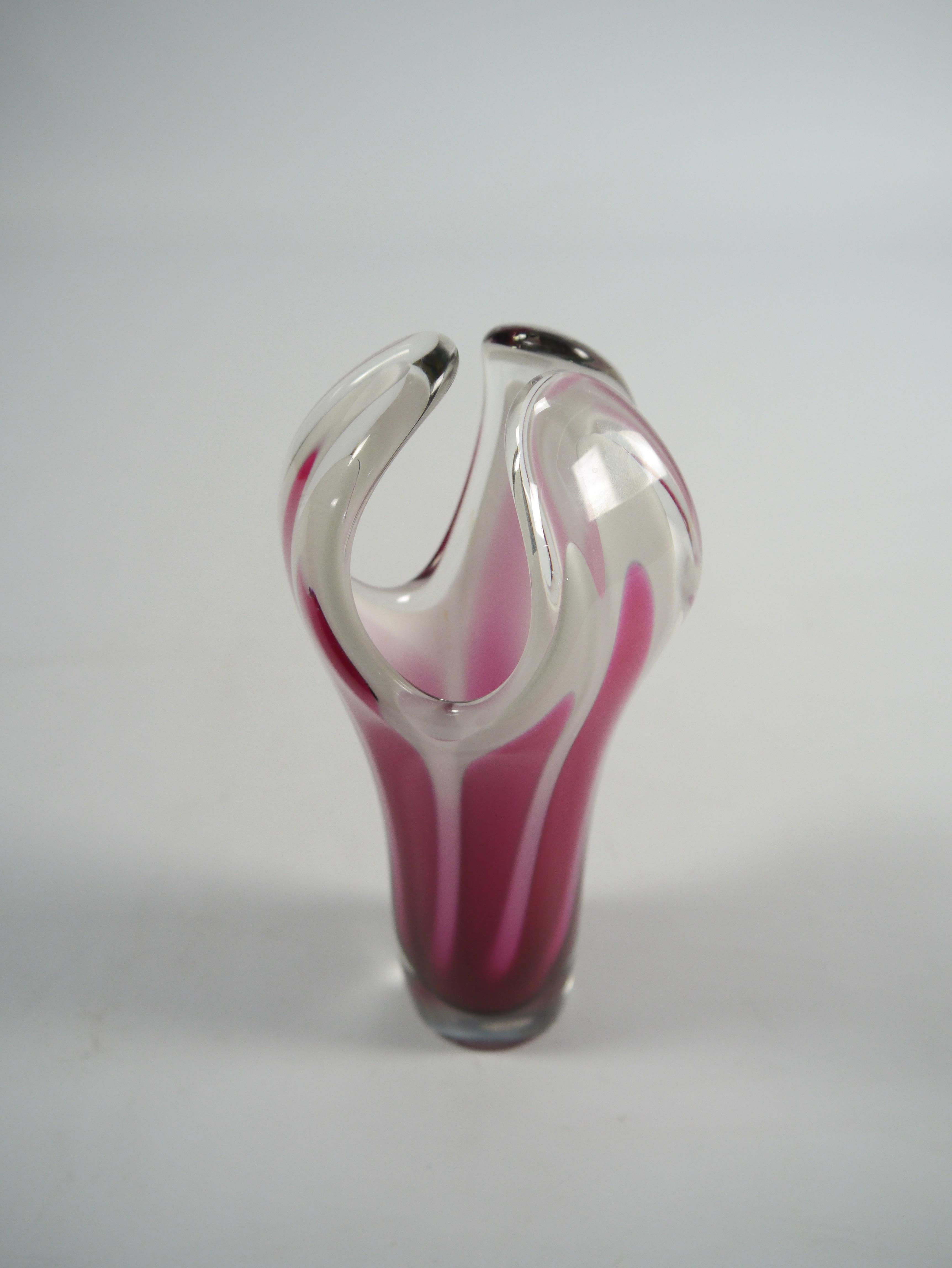 XX secolo Vaso in vetro rosa / cerise / bianco di Paul Kedelv per Flygsfors, Svezia, anni '50 in vendita