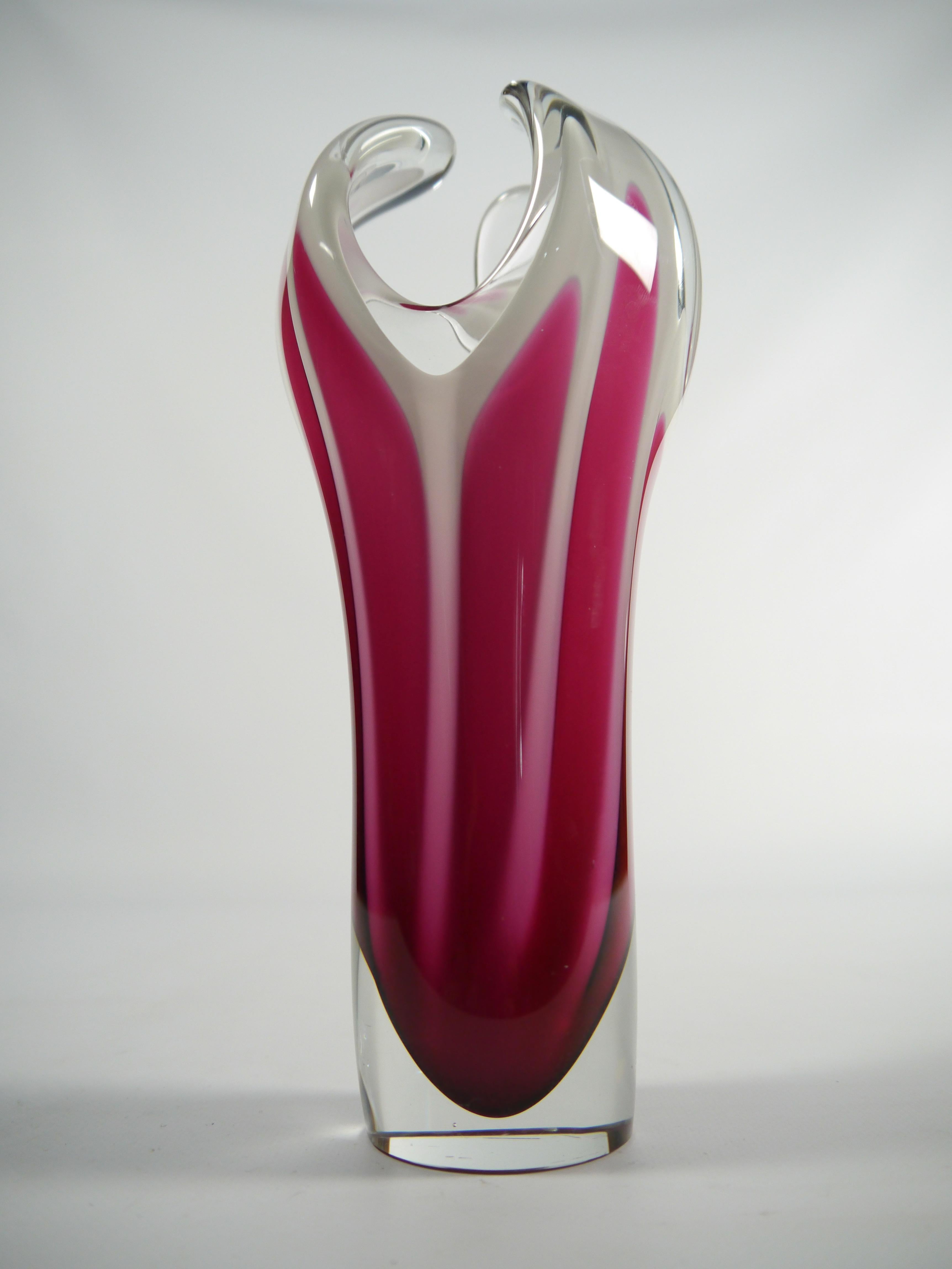 Vetro artistico Vaso in vetro rosa / cerise / bianco di Paul Kedelv per Flygsfors, Svezia, anni '50 in vendita