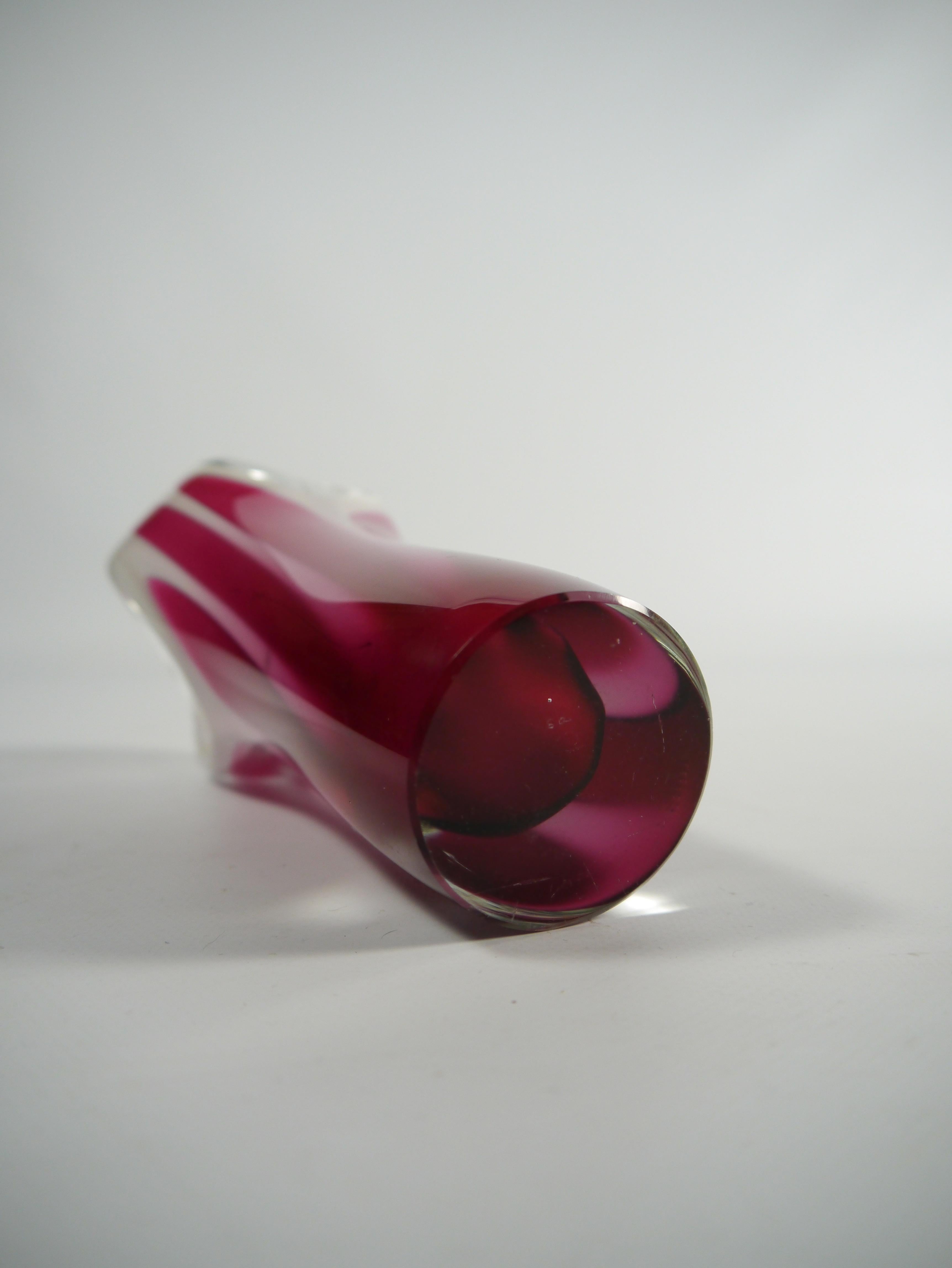 Vaso in vetro rosa / cerise / bianco di Paul Kedelv per Flygsfors, Svezia, anni '50 in vendita 1