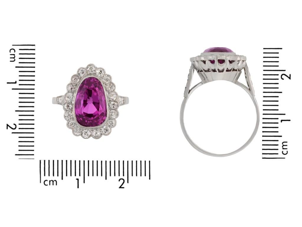 Taille poire Bague à couronne en saphir rose de Ceylan et diamants, vers 1915 en vente
