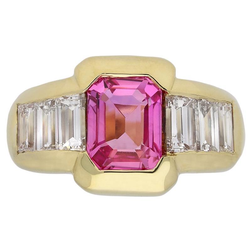 Bague en saphir rose de Ceylan et diamants, vers 1980. en vente