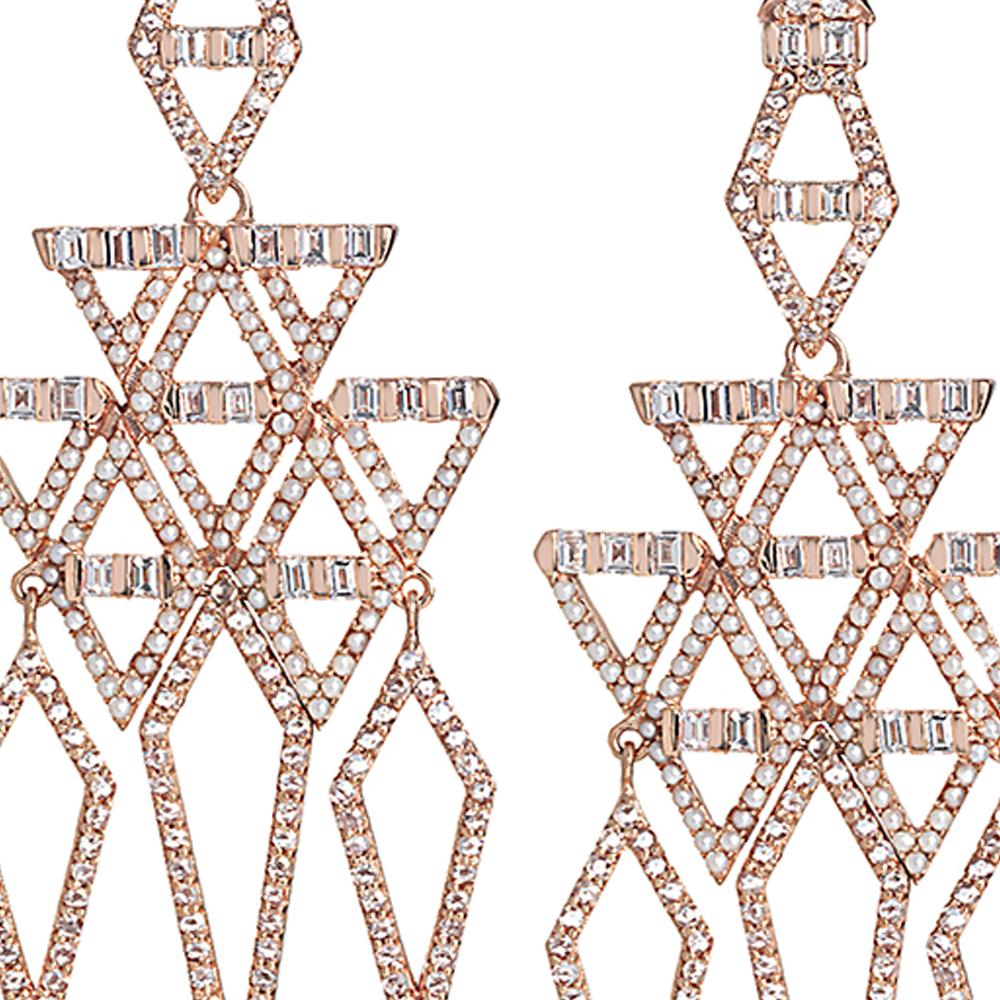 Rosa Kronleuchter-Ohrring aus 18K Roségold mit Perlen und Diamanten (Zeitgenössisch) im Angebot