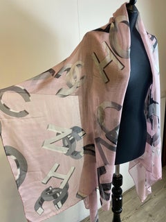 Étole Chanel rose avec lettres grises