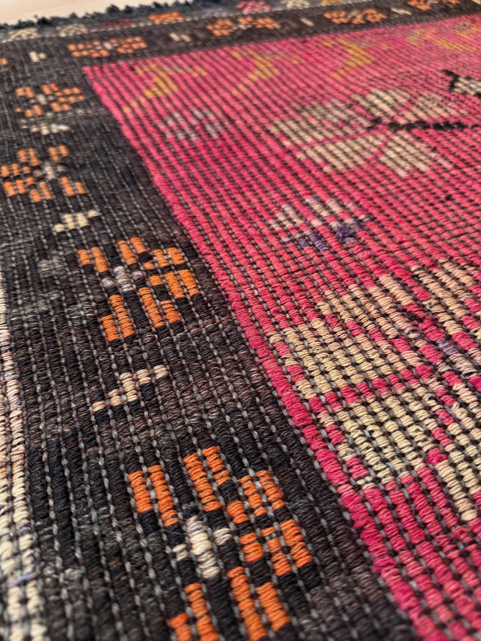 Questo kilim vintage proveniente dalla Turchia orientale è caratterizzato dalla tecnica regionale di tessitura e ricamo nota come Zili, in cui la base tessuta in piano è impreziosita da una trama supplementare per creare un disegno in rilievo.