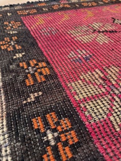 Kilim turc Zili rose et anthracite • Tapis brodé (3′×4′) • 1970s