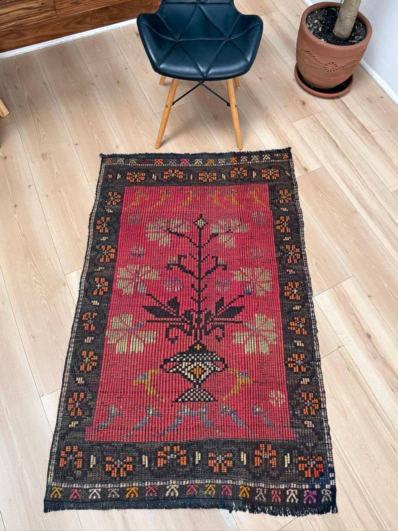 Arte popolare Kilim turco Zili rosa e carbone - Tappeto ricamato a trama piatta (3′×4′) - 1970s in vendita