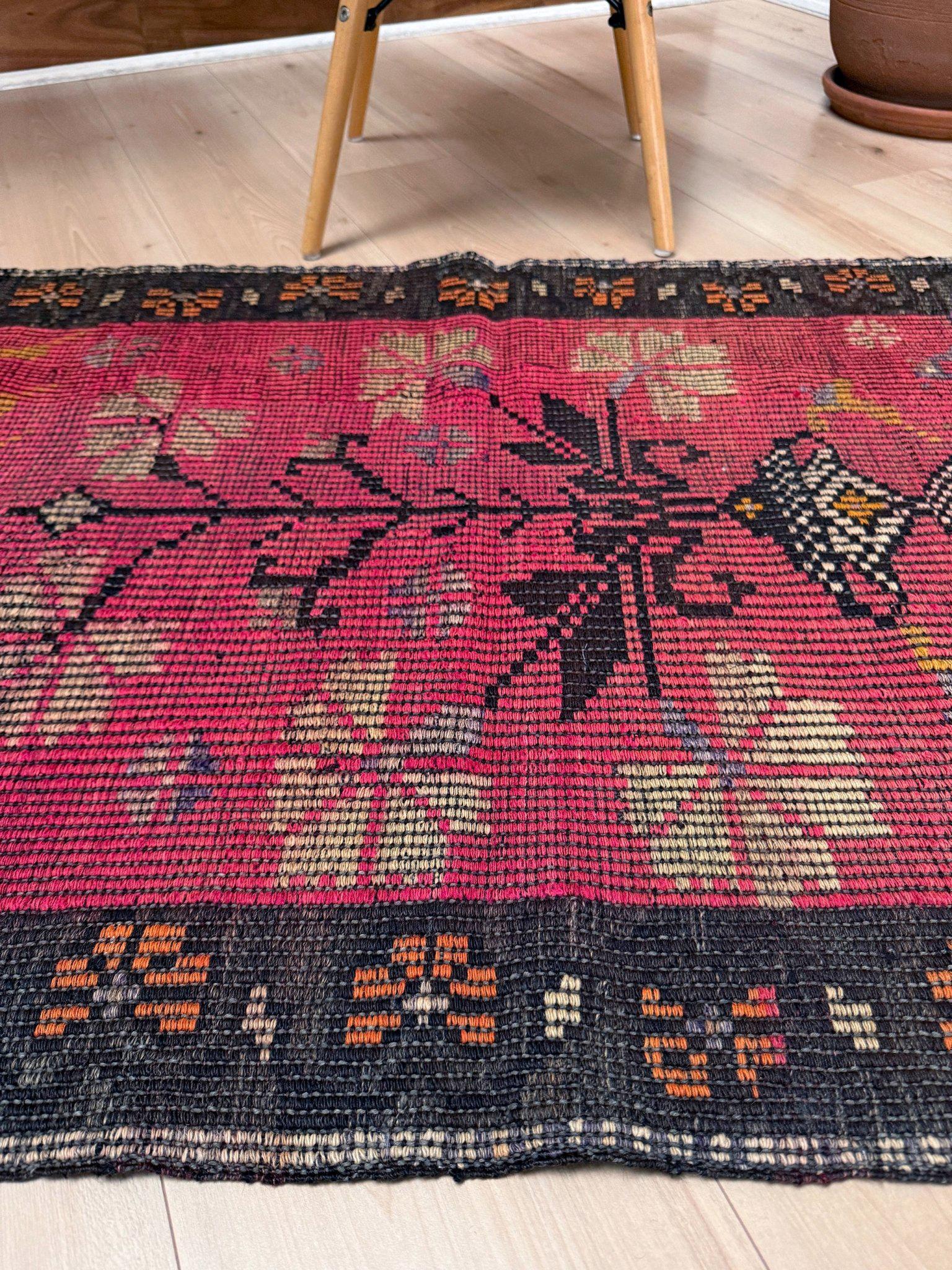Ricamato Kilim turco Zili rosa e carbone - Tappeto ricamato a trama piatta (3′×4′) - 1970s in vendita
