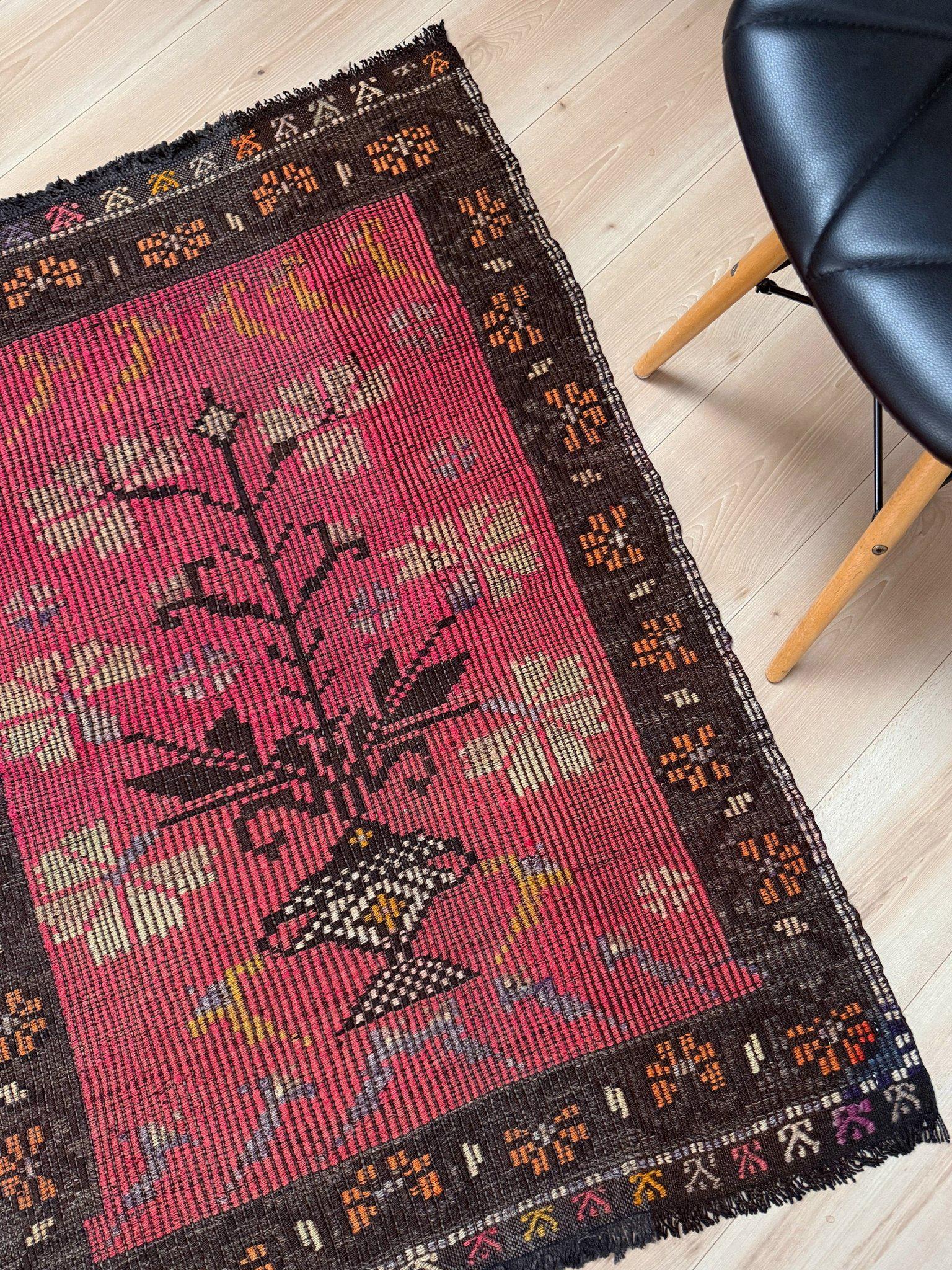 Kilim turco Zili rosa e carbone - Tappeto ricamato a trama piatta (3′×4′) - 1970s In condizioni buone in vendita a Burlingame, CA