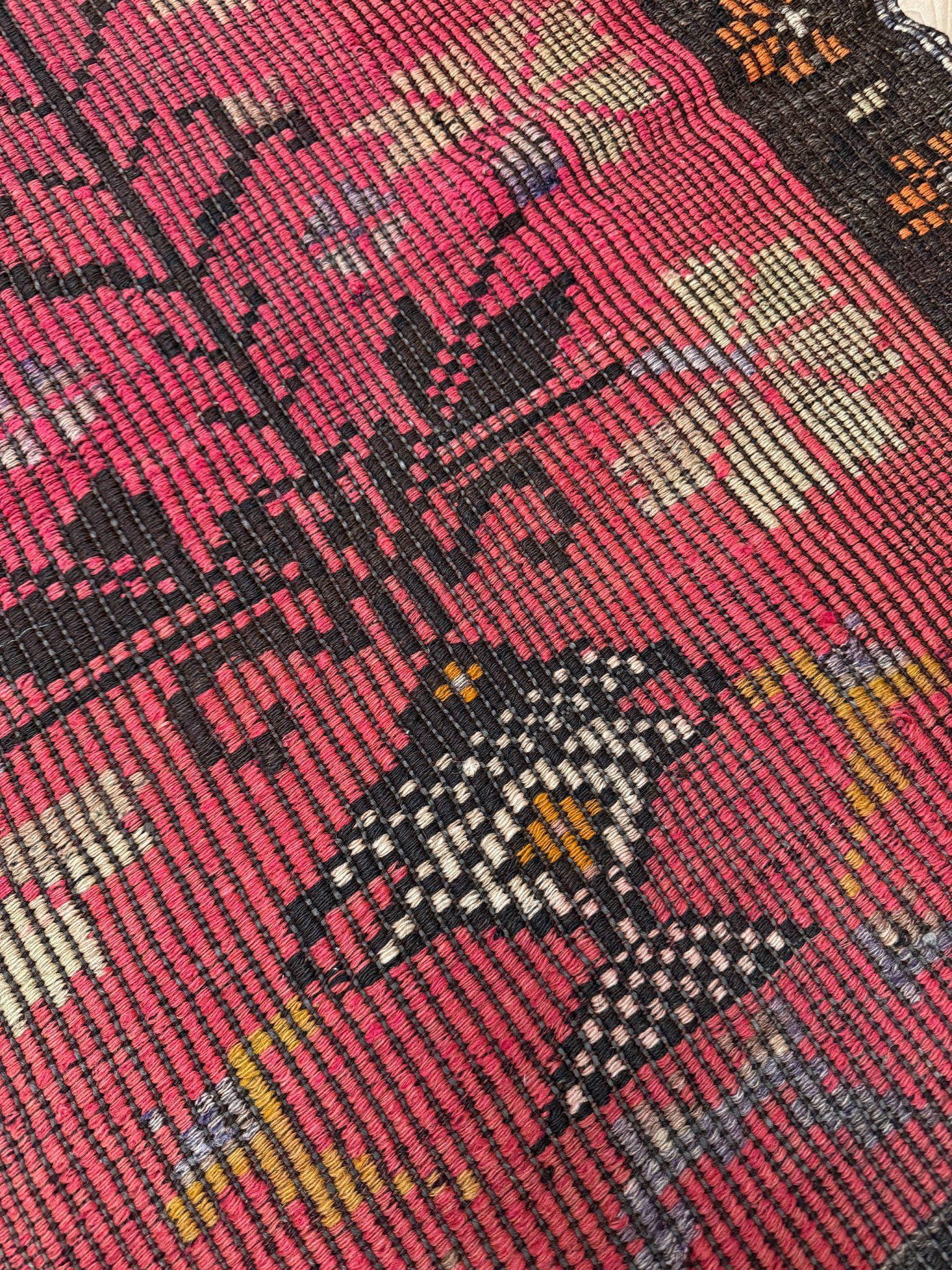 Fine XX secolo Kilim turco Zili rosa e carbone - Tappeto ricamato a trama piatta (3′×4′) - 1970s in vendita