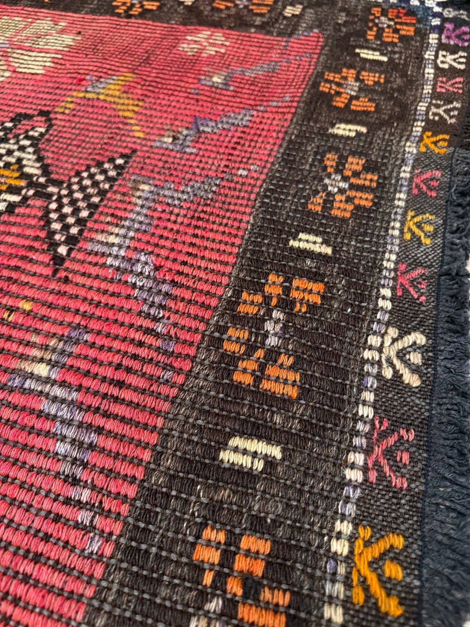 Lana Kilim turco Zili rosa e carbone - Tappeto ricamato a trama piatta (3′×4′) - 1970s in vendita
