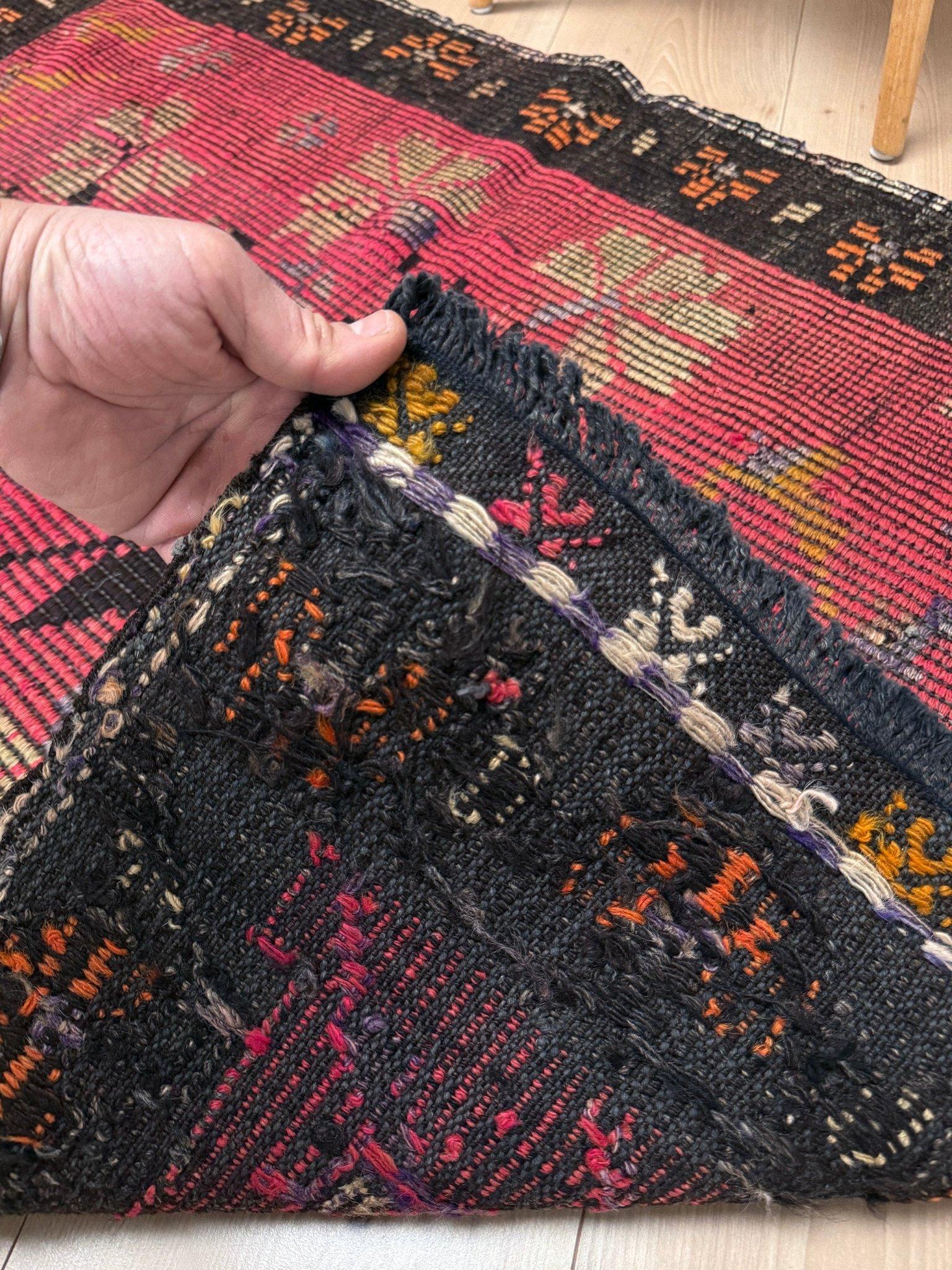 Kilim turco Zili rosa e carbone - Tappeto ricamato a trama piatta (3′×4′) - 1970s in vendita 1