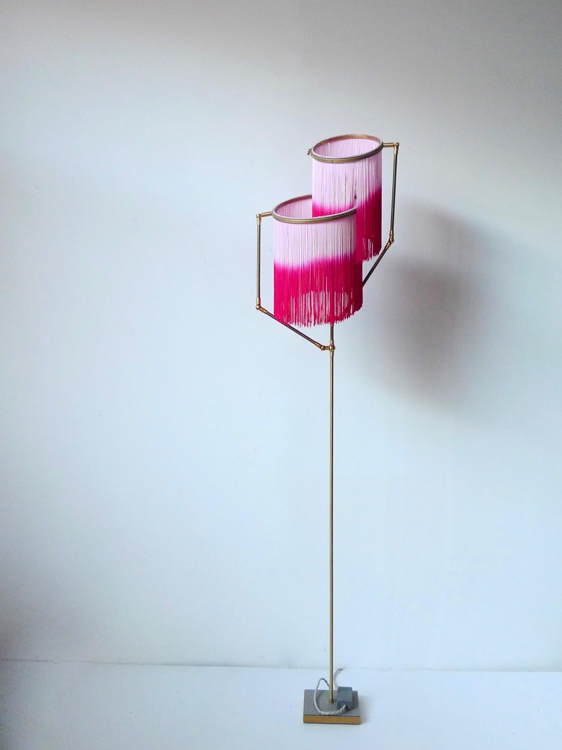 Nº 22 Lámpara de pie contemporánea Fringes Dip Dyed Pink Charm by Sander Bottinga Holandés en venta