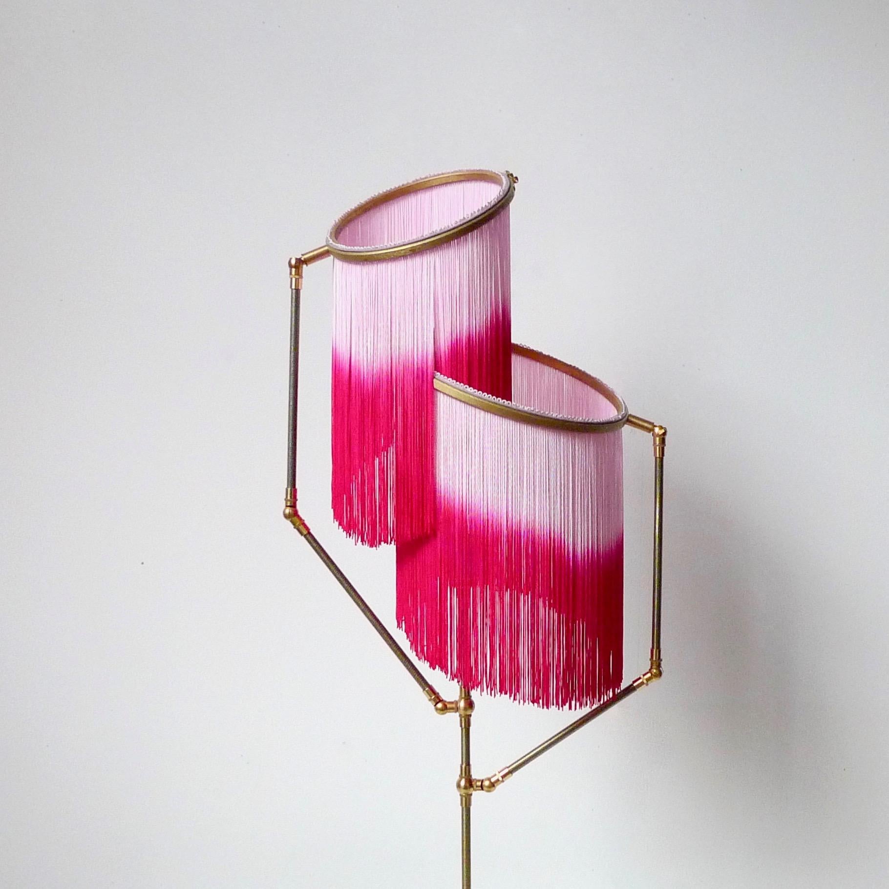 Nº 22 Lámpara de pie contemporánea Fringes Dip Dyed Pink Charm by Sander Bottinga Latón en venta