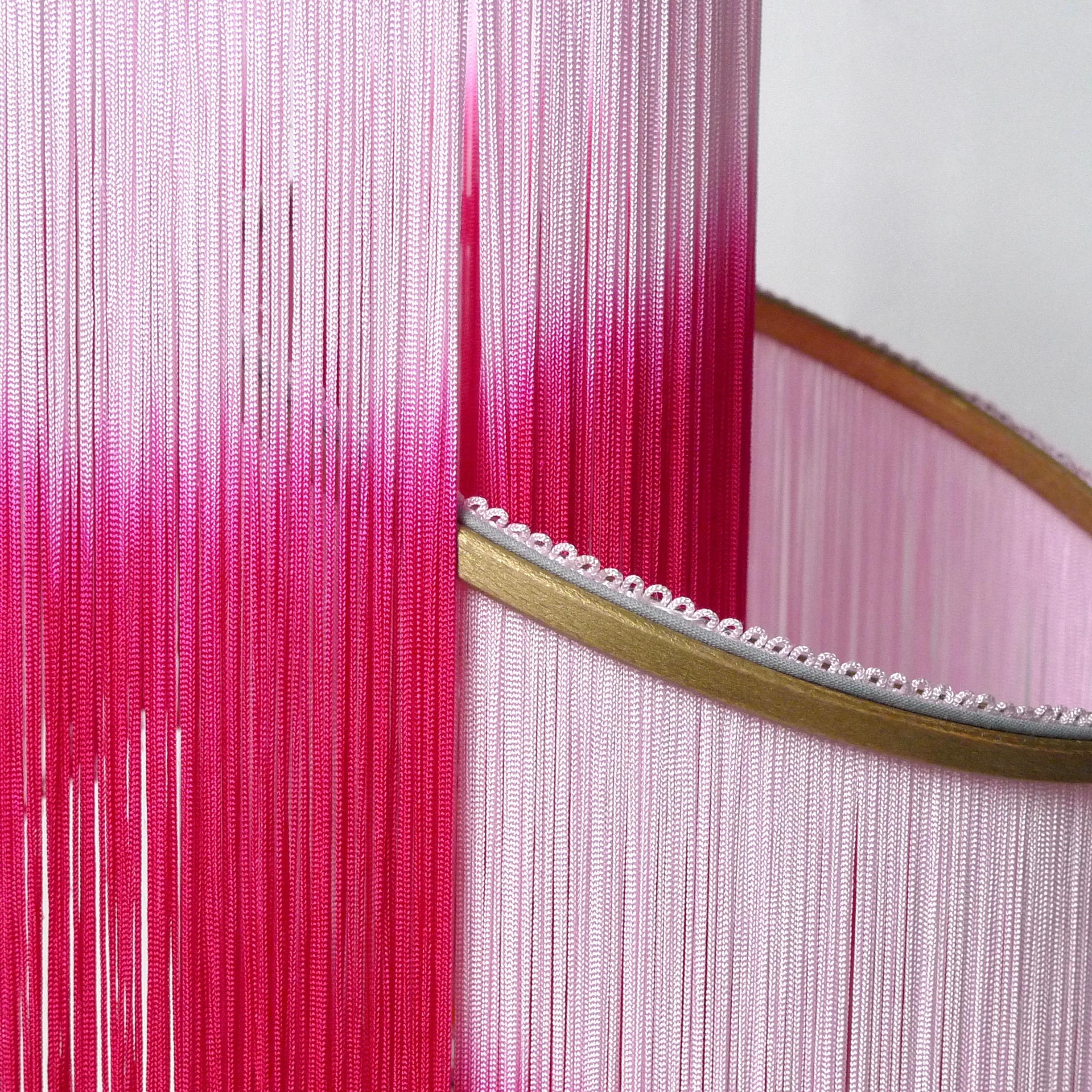 Nº 22 Lámpara de pie contemporánea Fringes Dip Dyed Pink Charm by Sander Bottinga en venta 1